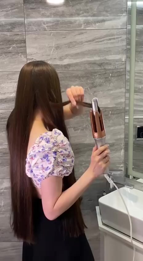 ✨ جهاز It-Curl من SHEGLAM HAIR ✨
بنات شنو بعد أحچي عن هالقطعة السحرية 😍🔥
تعبج ويا لف الشعر خلص! هذا الجهاز يجعد الشعر بثواني بدون عناء، بس لمسة وحدة وهو يلف الخصله ويطيج تموج مرتب وناعم كأنه طالع من صالون 💁🏻‍♀️💗

مايأذي الشعر، لأن بيه طبقة تحمي من الحرارة، وحتى التموجات تبقى ثابتة طول اليوم 👏🏻
يناسب كل أنواع الشعر، القصير والطويل، وحتى لو بعدج مبتدئة راح تحبينه لأن كلشي بيه بسيط وسهل 🩷

تقدرين تختارين نوع اللف (يمين أو يسار)، وتتحكمين بدرجة الحرارة حسب نوع شعرك 🌸
يعني بكل اختصار: جمالك صار بيدج 💅🏻

جربيه وشوفي بنفسج شلون يغير لوكج بثواني 😍
#SHEGLAM_HAIR #ItCurl #جهاز_تجعيد_الشعر #ستايلج_بلمسة

#توصيل_كافة_المحافظات


**إذا كنت صاحب هذا الإعلان وتريد حذفه لأي سبب، رجاءا أرسل رسالة إلى الدعم الفني**