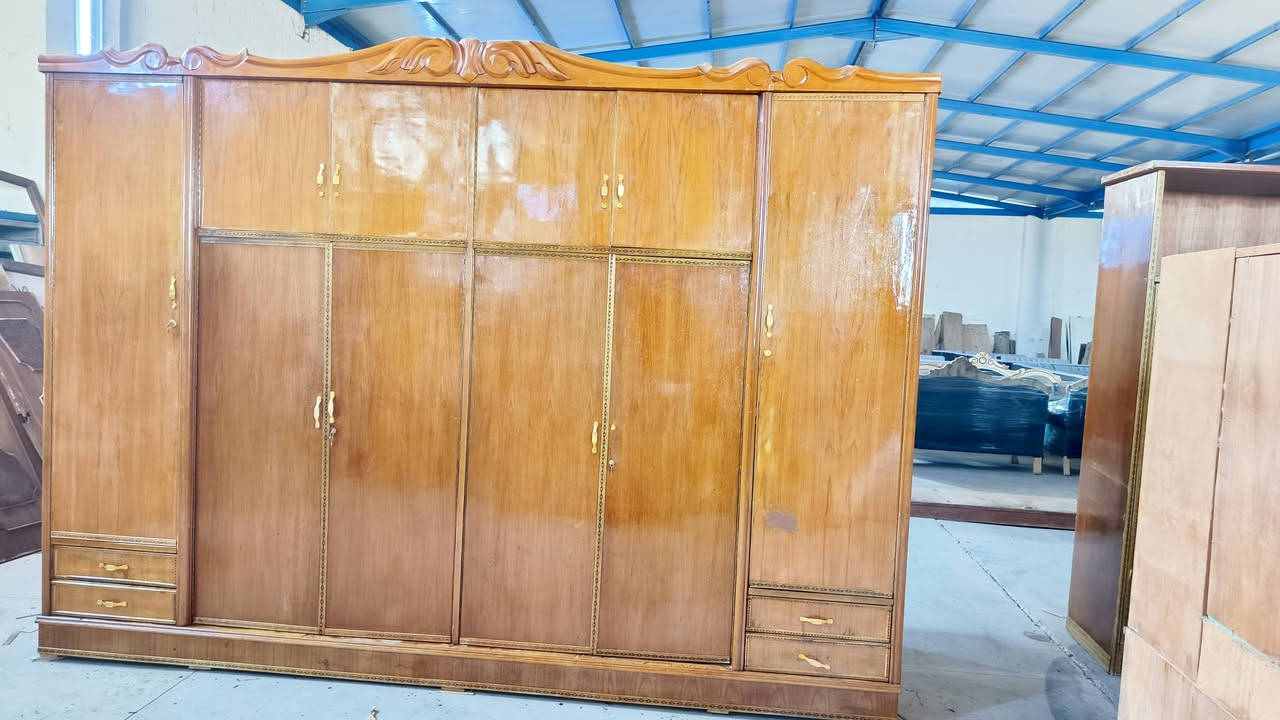 السلام عليكم كنتور 6ابواب ملحق نضافه فول كل ضرر مابيهن صاج داخل و خارج السعر 275وبي مجال المكان هبهب الأن الستفسار انتصل *********** يوجد توصيل
