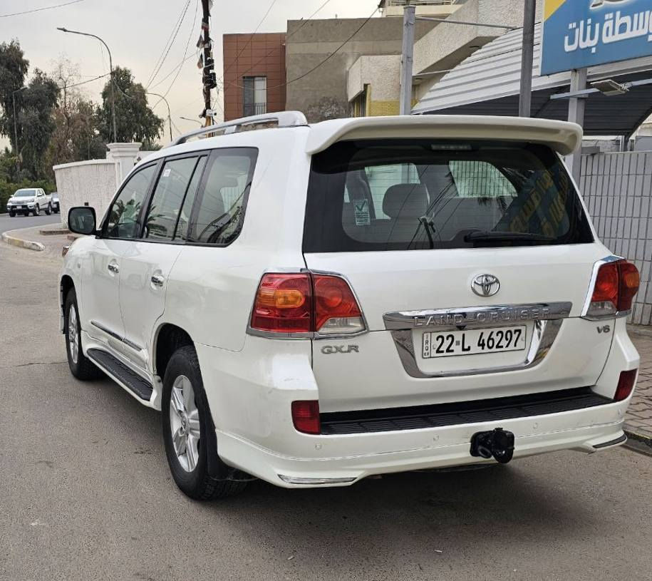 السلام عليكم👋
لاند كروز سعوديه ام الدعاء (موديل 2010) رقم اربيل تحويل مباشر بأسمي 
السياره فول مواصفات سلايد روف/3 قطع تبريد /تلفزيون/شاشات خلفيه/7راكب/ثلاجه/ بصمه/كشنات جلد/ مكينه 6 سلندر
بيهه صبغ فقط بالجاملغ الخلفي بدون ضربه 
السعر  (💰$ 295💰) وبيهه مجال
المكان بغداد الصليخ 
📞📞***********
