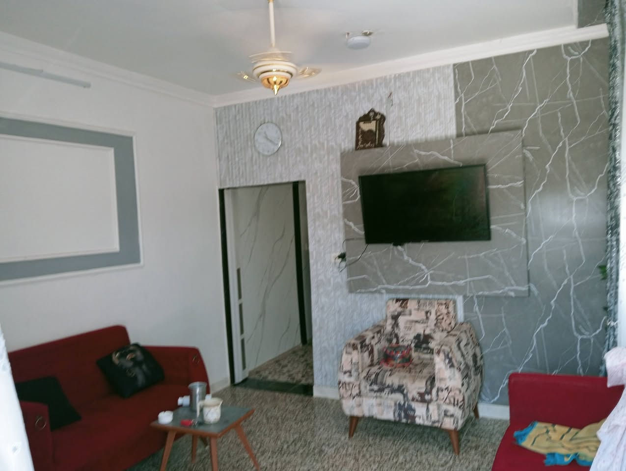 سلام عليكم بيت 100متر سند 25 داخل بسند البيت بي اسواق واستقبال ومطبخ وحولي وحمام وحمام فوك وغرفتين فوك وبيتونه نهايته ابو دشير مدخل لمعينات
***********
