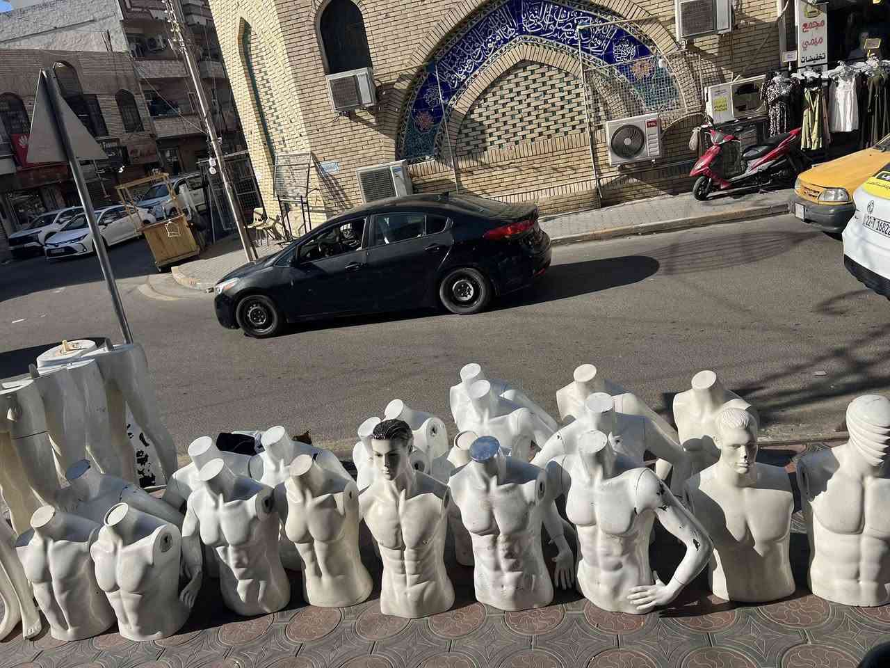 سلام عليكم .
بيع ملكانات عرض الملابس شلعه كامله ١٥٠ ألف 
***********
