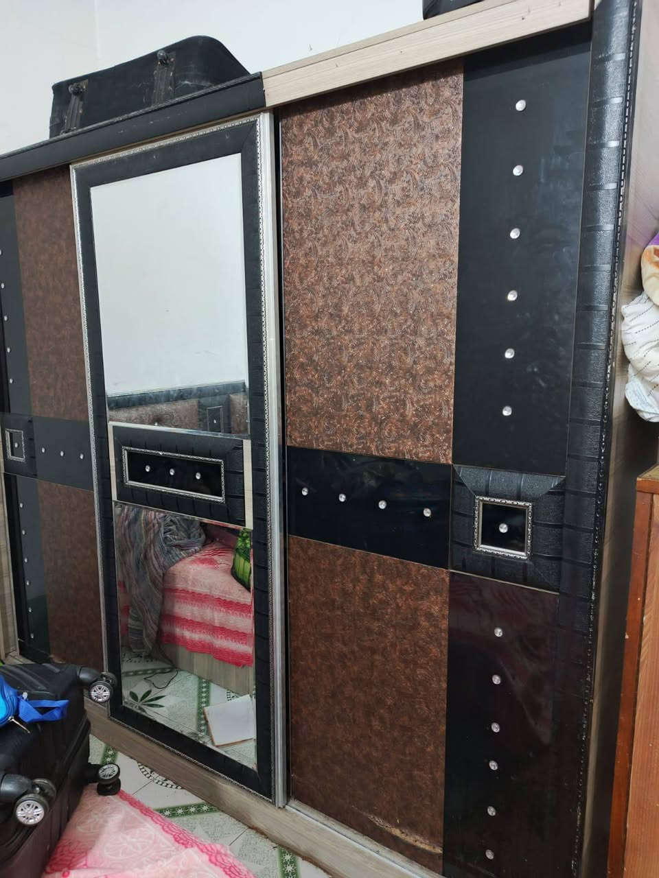 السلام عليكم ورحمة الله
عندب اثاث مستعمل بيت كامل 
راح انزل صور و الي يحب يتصل او واتساب و يدلل
***********

ايضا مبرادات ٣ ثنين حديد 
واحد بلاستك 
دراجه رياضه
