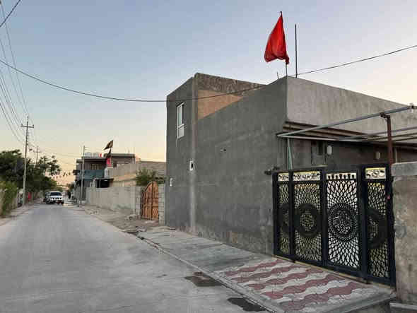 السلام عليكم بيت للبيع مساحة 155متر  واجهة 12 في محافظة ديالى - خانقين - كهريز السفلى  بالبدايه يطل عل شارع السايدين البيت قريب عليه المدرسة وأسواق وافران كلهن قريبات بيت كله مرمر  مكون من
حوش جبير يتسع سيارتين 
استقبال كبير 
مطبخ 
غرفة وصحيات وحولي 
السعر (((29)))مليون وبي مجال بسيط تسليم مفاتيح بأسبوع 
الرقم ***********
