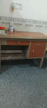 ميز مستخدم • نضيف • الطالبيه