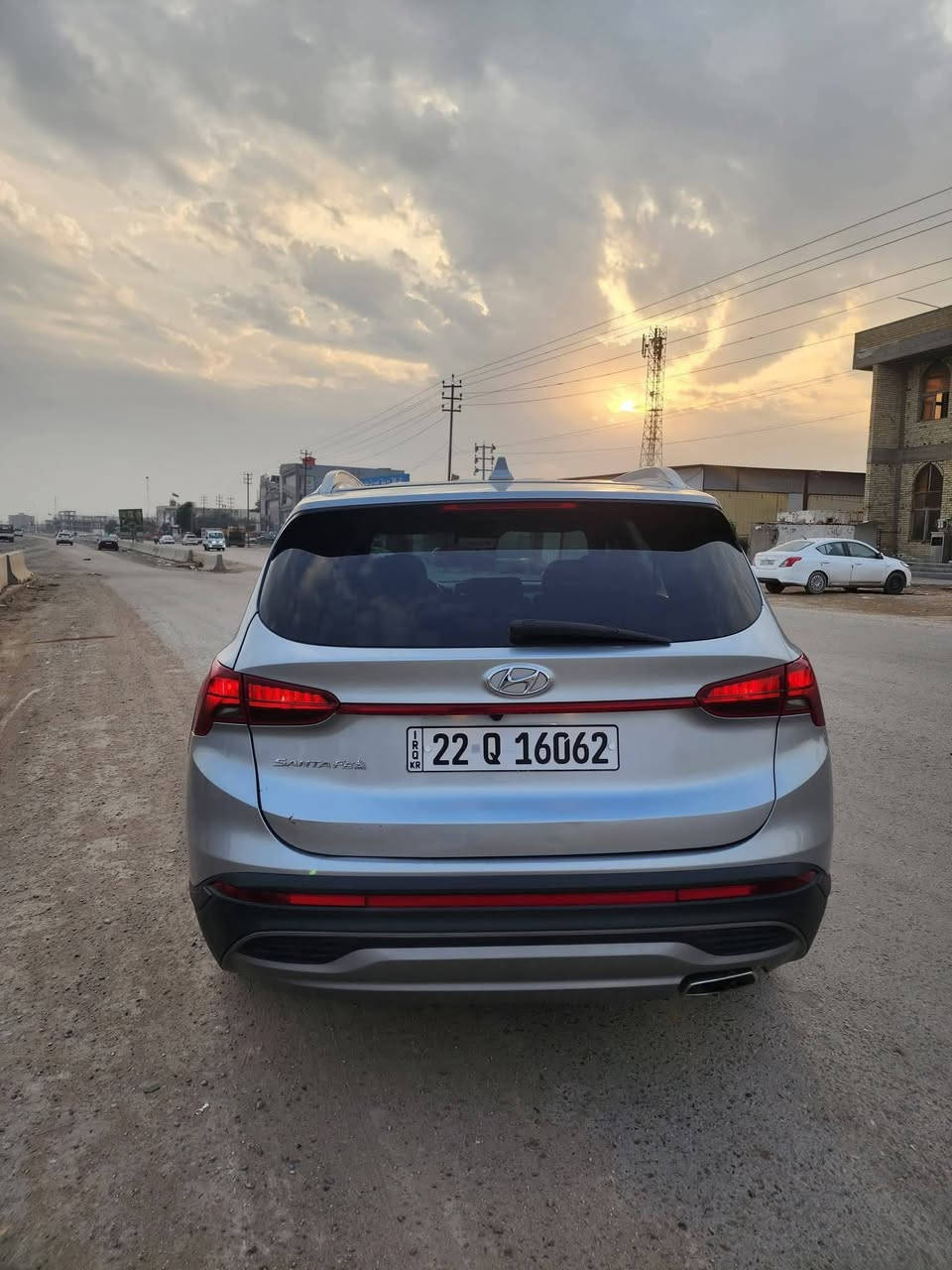 سلام عليكم للبيع فقط 
سنتافي موديل 2023 وارد امريكي 
فول مواصفات عدا الفتحه والفور ويل
حادثه صوره رقم شاصي مرفق فقط بنيد مصبوغ وبارد بحافه جاملغ بدون دواخل ولا ايرباك ولاتبديل مواصفاته 
بصمه تشغيل وابواب وتشغيل عن بعد 
5 راكب 
محرك ٢٥٠٠ تنفس طبيعي 
شاشه كبيره كامره دواره 
تحكم استيرن جهتين 
تبريد قطعتين كشن كهربائي سايق تدفئه بلكشن شاحن وايرلس وظعيات قياده اطفاء ذاتي اريل نفكيشن جنطه كهرباء وباقي مواصفات معروفه ماشيه ٦٠ مايل
رقم اربيل الدولي تحول مباشر وسياره جديده وجاهزه مابيه اي نقص
سعره 195 ورقه وبيه مجال 
مكاني بغداد قرب علوه الرشيد يم القوس 
اي استفسار/ ***********
                  /***********
