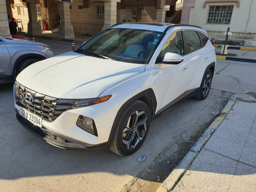 ما شاء الله، للبيع أيقونة التكنولوجيا والراحة هيونداي توسان (Hyundai Tucson) فئة SEL مضاف إليها حزمة الراحة المصنعية بالكامل. السيارة تتميز بمواصفات تقنية متطورة ومظهر رياضي فاخر بفضل الجنوط الكبيرة والفتحة.
​أبرز المواصفات والمميزات:
​المظهر الخارجي:
​فتحة سقف كهربائية تضفي لمسة فخامة.
​جنوط رياضية مقاس 19 إنش (الأكبر والأكثر ثباتاً في فئتها).
​إضاءة ذكية (LED Daytime Running Lights): مع نظام إضاءة متطور للطرقات.
​صندوق خلفي ذكي (Smart Power Liftgate): يفتح كهربائياً بمجرد الاقتراب منه، مع إمكانية ضبط الارتفاع.
​المقصورة والرفاهية الداخلية:
​إضاءة محيطية (Ambient Lighting): نظام إضاءة داخلية بـ 64 لوناً قابلة للتخصيص.
​نظام التكييف المتقدم: تحكم مناخي مزدوج مع ميزة تبريد وتدفئة المقاعد.
​شاشات ديجيتال: لوحة عدادات رقمية بالكامل 10.25 إنش + شاشة ملاحة وسطية 10.25 إنش.
​أنظمة القيادة والأمان الذكية:
​أوتو هولد (Auto Hold) وبريك إلكتروني.
​أنظمة الثبات: مانع انزلاق (TCS)، ونظام المساعدة في نزول المنحدرات (DBC).
​القيادة الذكية: رادار تفاعلي (Smart Cruise Control)، المحافظة على المسار، وتنبيه النقاط العمياء.
​الشحن والتشغيل: شاحن لاسلكي للجوال، تشغيل عن بعد، ودخول ذكي (بصمة).

الضرر موضح في الصور السيارة بأسمي وتحويل مباشر 
ماشية في العراق فقط ٦٠٠ كيلو وتم اجراء صيانة عاملة للشكرة يأجود الزيوت والفلاتر حسب جدول الصيانة الدوري للسيارة. 
محتاج فلوس واريد ابيعها 

السعر قفلها ٢٠٢٠ موصل, نينوى


**إذا كنت صاحب هذا الإعلان وتريد حذفه لأي سبب، رجاءا أرسل رسالة إلى الدعم الفني**