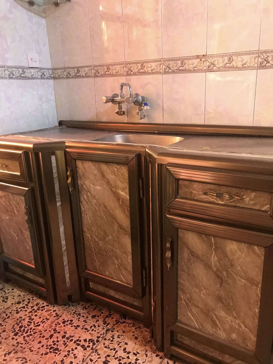 تخم قنفات مع كاونتر مع بوفية للغراض مع سرير للاولاد للاستفسار الاتصال على الرقم ***********
