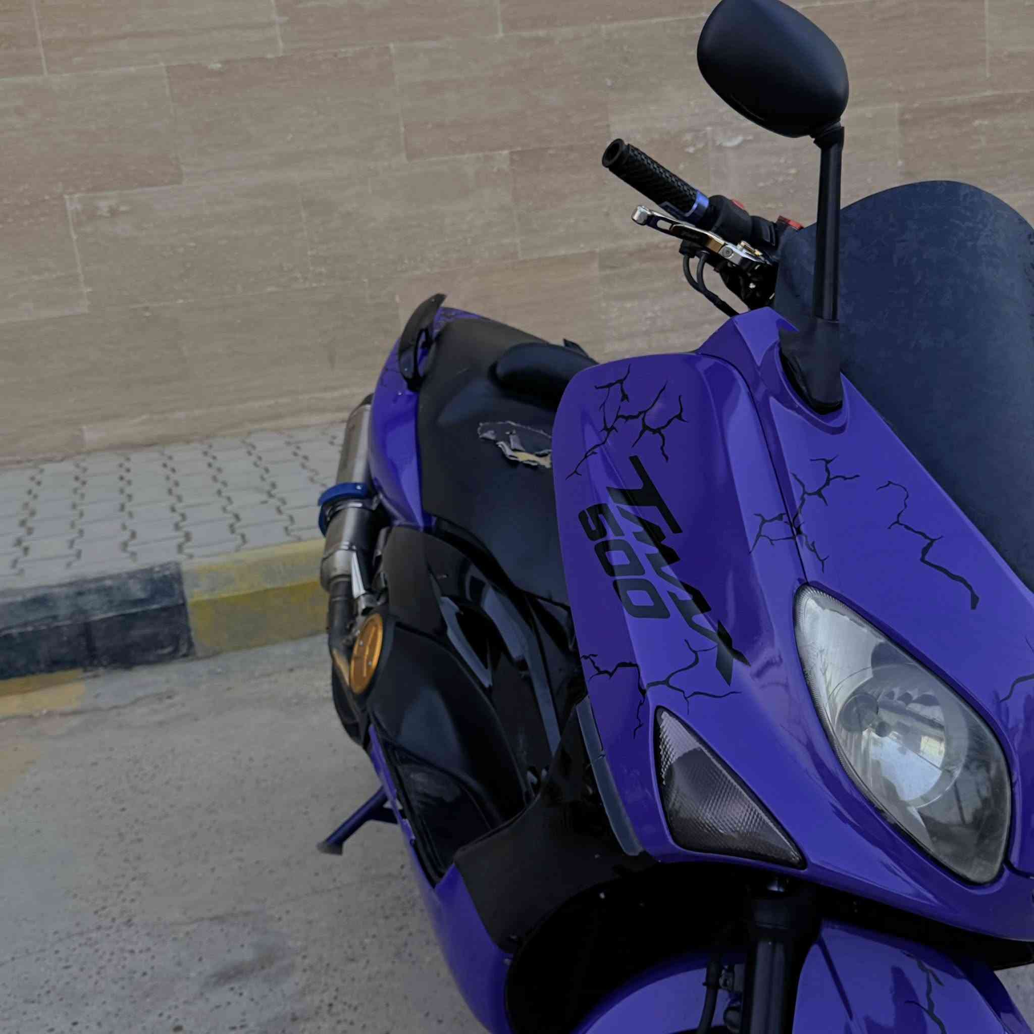 T MAX 2008 
الدراجه مكفوله كفاله عامه و صبغ والوشوم للتعديل فقط الدرجه مكفوله كامله شلعه شك كاع معدل 180 دراجه مصروف عليه هواي كلش صالنصه رياضي اليدات رياضي الدرجه تعبان عليه و صارف عليه هواي صبغها يم منتظر الخفاجي معروف بل منصور 
الدرجه معروضه ب 21$ الي مو شراي لا يتعبني 
مكاني المنصور الاسكان 
***********
موجود وات ساب فقط 
فيس ما متواجد
