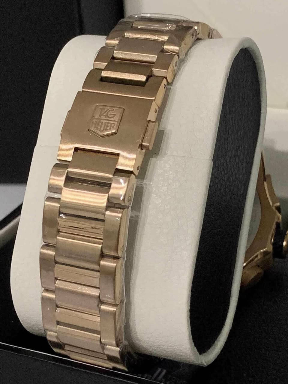 السلام عليكم.......
ساعة Tag Heuer بطارية 
ماستر كواليتي عالي جدا 
موديل Mercedes Benz 
مكينة ياباني مايوتا 
نافذة للعرض التاريخ 
ستوب وج 
كرونوكراف 
سناتر شغالة 
القطر ٤٧
سير حديد ستانلس ستيل طلاء لون ذهبي معلم
جديد غير مستعمل مع علبة اعتيادية وبطاقة الضمان الخاص بي 
السعر ١٢٠ الف 
يوجد توصيل ***********
