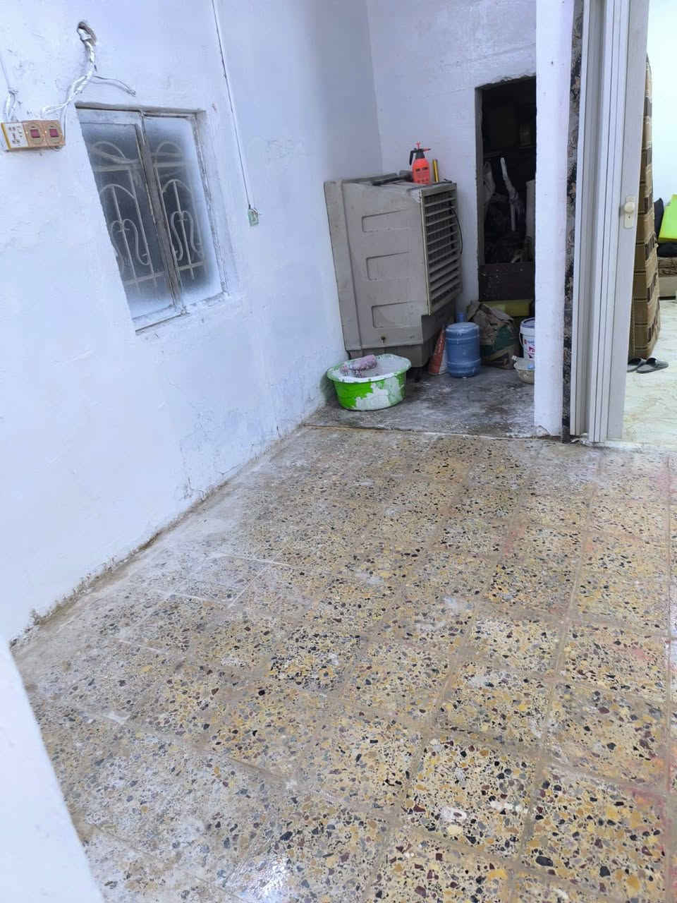 دار للبيع مساحه 160
نوع العقار تجاوز 
يحتوي عله غرفه 4/4
وكليدور 7/4 
ومطبخ 3/3
ومخزن صغير 1ونص / 1 ونص 
وصيحات داخليه غربي شرقي 
ويحتوي عله طارمه وصحيات خارجيه 
ويحتوي عله ارض وراء البيت ما مبنيه 
عنوان دار خلف مول اهل الخير  فرع ابي غرق 
الاستفسار ***********
