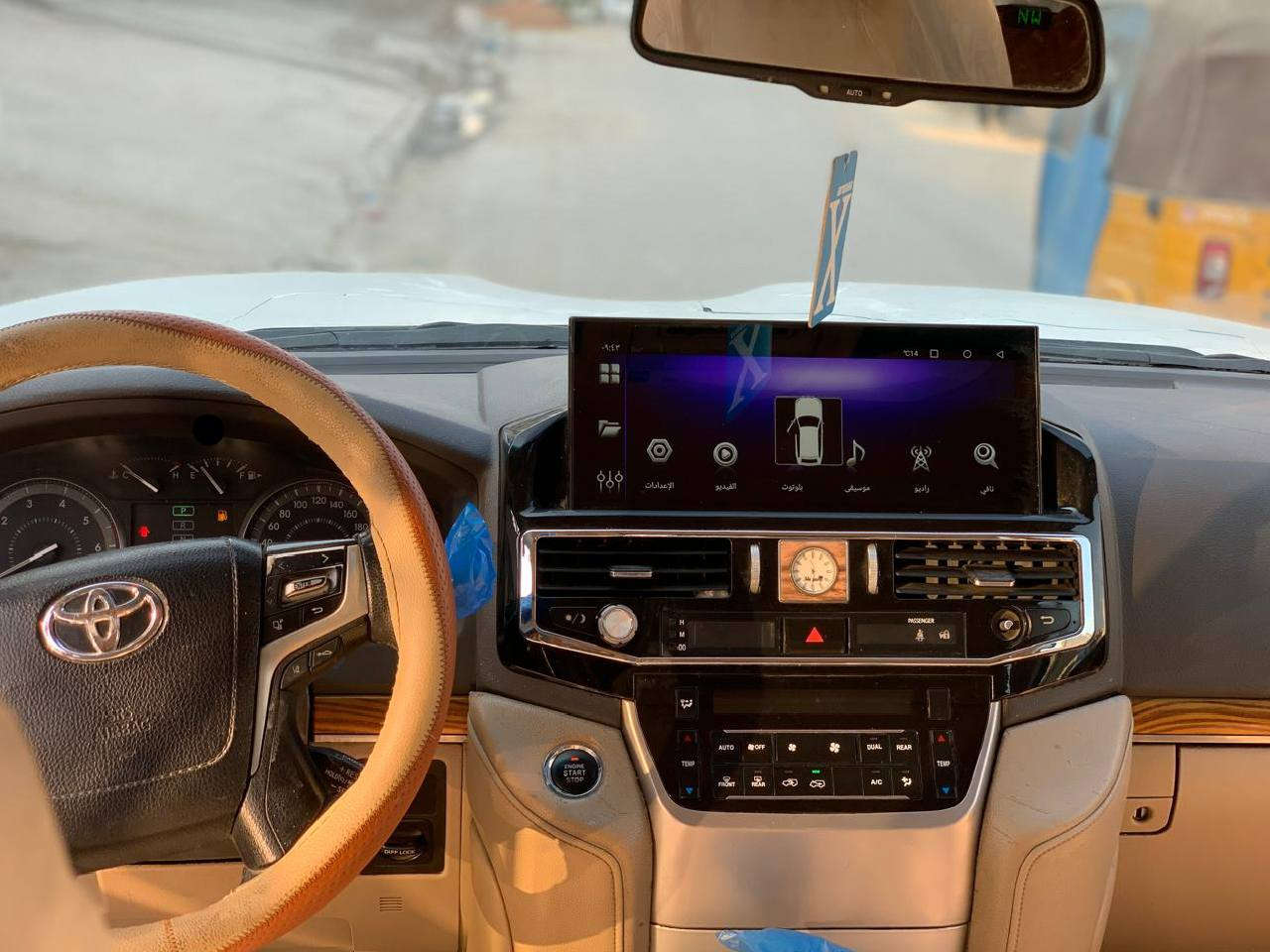 سلام عليكم 
لاندكروزر للبيع 
موديل 2014. محدث موديل 2024 
داخل وخارج تحديث كامل 

رقم بصره مميز كلش حلو 
هزه جديده ما يحتاج تدخل هزه 
فول مواصفات كشنات كهرباء بصمه فتحه 
3/ قطع تبريد تحكمات فول مواصفات 
السياره 
حادثهه جاملغ وبنيد ومصبوغه عام 
مكان السياره بغداد 
السعر 255 وبيهه مجال 
هاذه رقمي للتواصل 
***********
