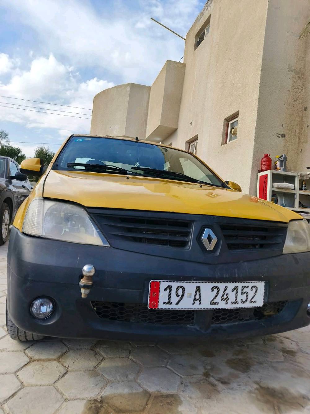 سيارة رينو لوكان 14 مكينة جديدة قبل اسبوعين شديدة تخم تايرات جداد باتري جديد فقط تبريد ما يشتغل مبدل جاملغ اليمن بية بارد بالباب الايسر شوية ملاحضات بال هلال لايسر سيارة بسمي رقم انكليزي مصفرة هية وغرامات بغداد الامين ***********