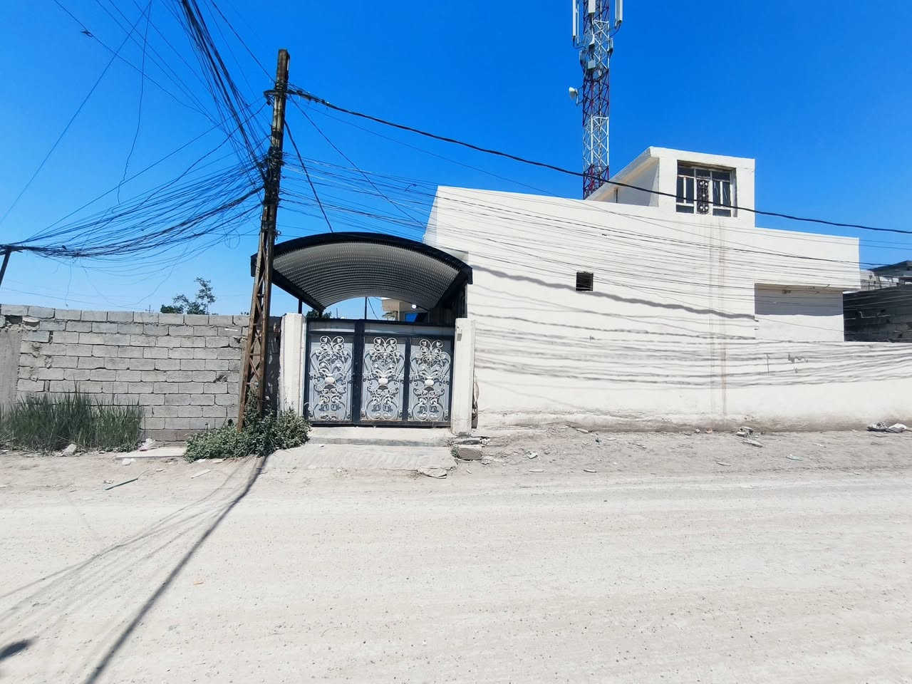 🏠 دار ركن للبيع في حي الرسالة - موقع مميز بسعر مناسب
 📐 المساحة الكلية: 150 متر مربع.📐 الأبعاد: 10 متر واجهة × 15 متر نزال .
📍 الموقع: حي الرسالة - شارع 20 - قرب صيدلية رجاء فالح (داخل الفرع).🏗️ البناء بلوك : دار متوسط الكلفة، استغلال ممتاز للمساحات، وبناء نظيف وجاهز.
💧 الخدمات: كاملة الخدمات (ماء، كهرباء مستقرة، مجاري، تبليط، إنترنت).🪟 التقسيم الداخلي للدار:🛋️ استقبال واسع ومعزول.🛋️ صالة داخلية
🛏️ غرفتين (2) نوم بمساحات 5*4.
🍳 مطبخ منظم.🚿 حمام داخلي  وصحيات خارجية.
📜 السند: طابو صرف 
.💰 السعر: [      90 مليون   ] (قابل للتفاوض البسيط للجادين ).
📞 للمعاينة والاستفسار يرجى التواصل عبر:رقم الهاتف: [  ***********  ]
