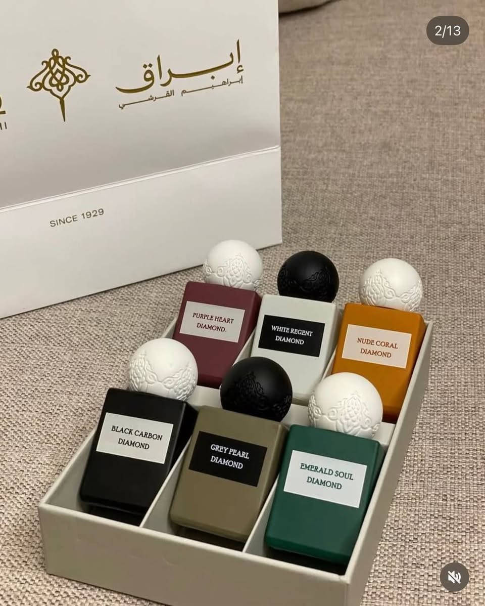 هذا البوكس الراقي من إبراهيم القرشي ،، احجام ميني 😍10مل فقط
مجموعة Diamond Collection هو باكج ميني عطري فخم يجمع 6 نكهات مختلفة، وكل وحدة منها بحجم صغير، مناسب للتجربة أو للشنطة.

💎 شنو يحتوي البكج؟
البكج يضم 6 عطور ميني (unisex غالبًا)، وكل عطر بطابع مختلف:
‏ 1. Nude Coral
لمسة دافئة ومنعشة بنفس الوقت، يميل أكثر للطابع العصري.
‏ 2. Emerald Soul
عطر غني وأنيق، يوحي بالفخامة والتميز – يناسب اللي يحبون العطور الفريدة.
‏ 3. White Regent
ناعم ونظيف، ممكن يكون أنسب للنهار والأجواء الهادية.
‏ 4. Black Carbon
قوي وجذاب، طابعه رجولي أكثر، بثبات عالي.
‏ 5. Grey Pearl
متوازن بين الهدوء والعمق، يوحي بالفخامة الكلاسيكية.
‏ 6. Purple Heart
فيه طابع زهري فاكهي ناعم، مثالي للسهرات


**إذا كنت صاحب هذا الإعلان وتريد حذفه لأي سبب، رجاءا أرسل رسالة إلى الدعم الفني**