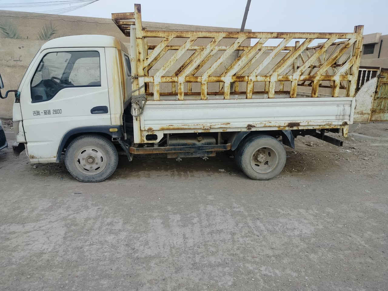 للبيع سيارة كنو حمل واحد طن رقم بغداد سنويه جديدة بسمي محرك كاز وكير بلادي سياره كله بلادي شغاله تخم تاير العنوان كوت فلاحيه *********** السعر 30 وبيها مجال
