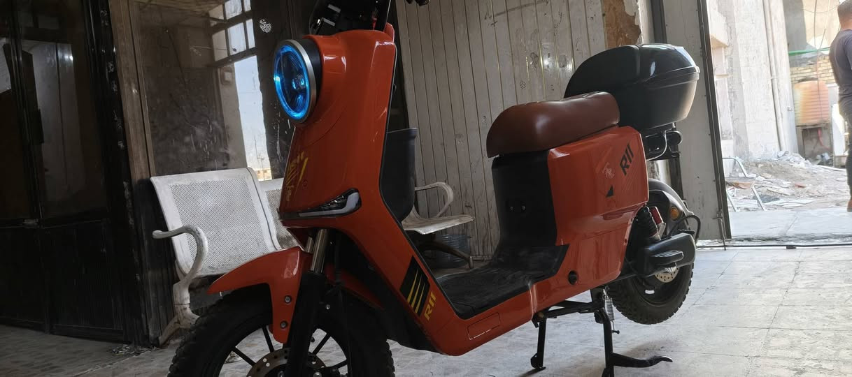 دراجة كهربائية شبه جديدة للبيع (مديل 2026) 🚲🔥
لأصحاب النصيب.. دراجة كهربائية نظيفة جداً ومستعملة أقل من شهر فقط (بحالة الوكالة وما متعوبة أبد).
​⚙️ المواصفات والمميزات:
​الموديل: 2026.
​اللون: برتقالي مميز ويخبل 🧡.
​النظافة: 10/10، أخت الجديد وما بيها أي نقص أو عيب.
​الملحقات: تجي مع كامل أغراضها الأصلية.
​🎁 الهدايا والإضافات مجاناً مع الدراجة:
​خوذة رأس أصلية ونظيفة (ما متعوبة).
​صندوق خلفي مضاف للدراجة لغرض الحاجيات.
​💰 السعر:
​660 ألف دينار (وبيــها مـجال قليل للشراي الطيب والجاد) 🤝.
​📍 المكان: [ البصرة / صبخة العرب قرب مدرسة الفراهيدي ]
📞 للتواصل والاستفسار: [*********** ] أو راسلني خاص.
