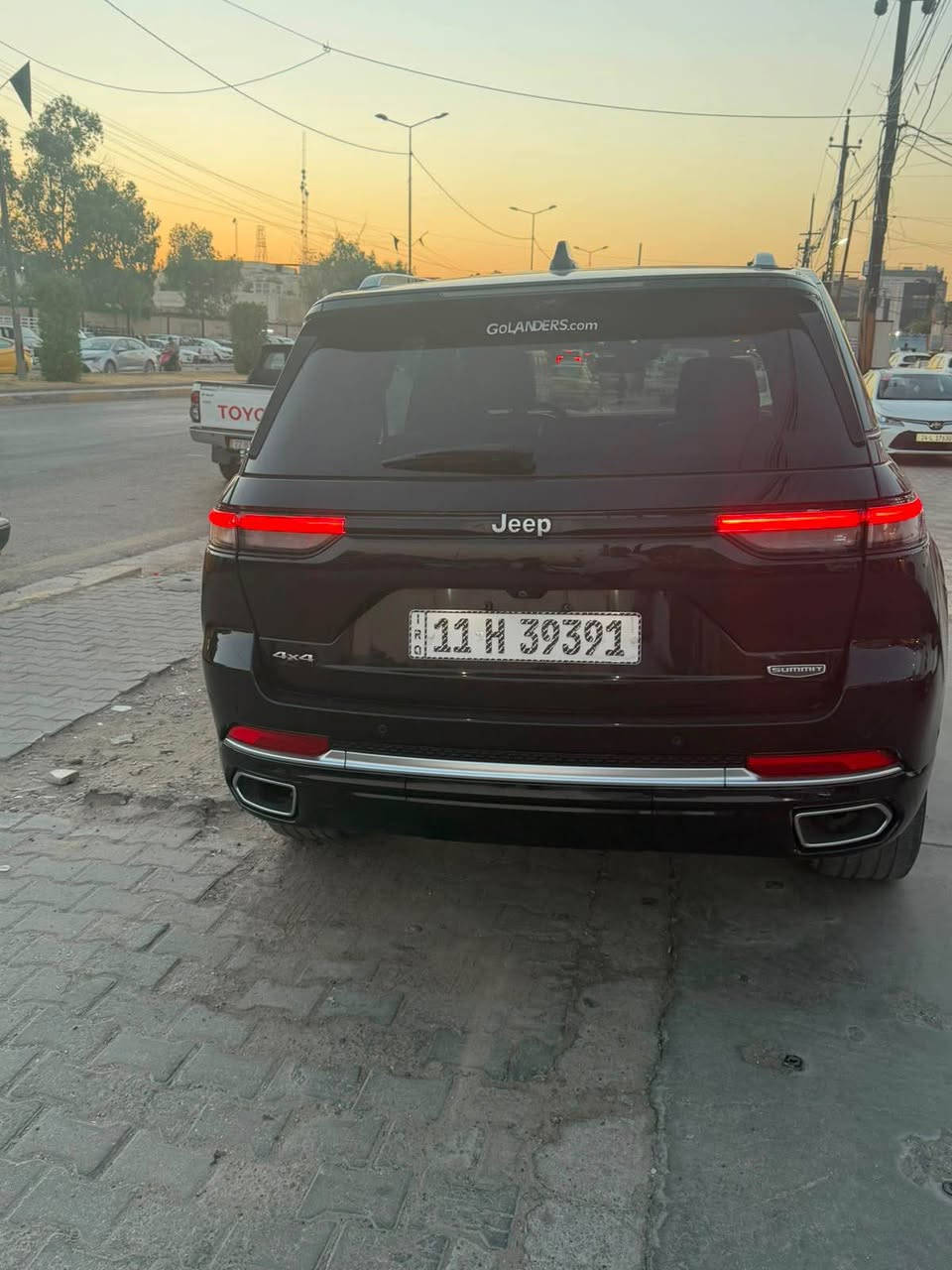 السلام عليكم مستعجل عل بيع 

🚗 للبيع – Jeep Grand Cherokee Summit 2023 (وارد أمريكي)

✨ فئة Summit (أعلى الفئات)

* موديل: 2023
* وارد: أمريكي
* محرك: 3.6L V6 Pentastar
* ناقل حركة: أوتوماتيك (8 سرعات)
* العداد: 40,000 ميل

المواصفات:
✅ شاشة وسطية كبيرة
✅ شاشة عدادات رقمية كاملة
✅ شاشة للراكب الأمامي
✅ سقف بانورامي مزدوج
✅ مقاعد جلد فاخرة مع تدفئة وتبريد ومساج للمقاعد الأمامية
✅ ذاكرة للمقاعد
✅ نظام صوت فاخر McIntosh
✅ كاميرا 360°
✅ حساسات أمامية وخلفية
✅ رادار أمامي مع مثبت سرعة متكيف
✅ نظام المحافظة على المسار
✅ نظام مراقبة النقطة العمياء
✅ تشغيل بصمة مع ريموت ستارت
✅ باب خلفي كهربائي
✅ إضاءة LED كاملة
✅ جنوط ألمنيوم 21 إنش
✅ دفع رباعي

حالة السيارة:
✅ محرك ممتاز
✅ كير ممتاز
✅ شاصي ممتاز
✅ السيارة نظيفة جداً وجاهزة للاستخدام
✅ قابلة للفحص في أي مركز يختاره المشتري
رقم الشاصيً مرفق مع الصور 
(شاصي ولغد كفالة )  فقط قطعه وحده صبغ البنيد  

📍 الموقع: بغداد – الحارثية

💰 السعر: 30,500 دولار

📞 للتواصل: *********** بغداد, العراق
