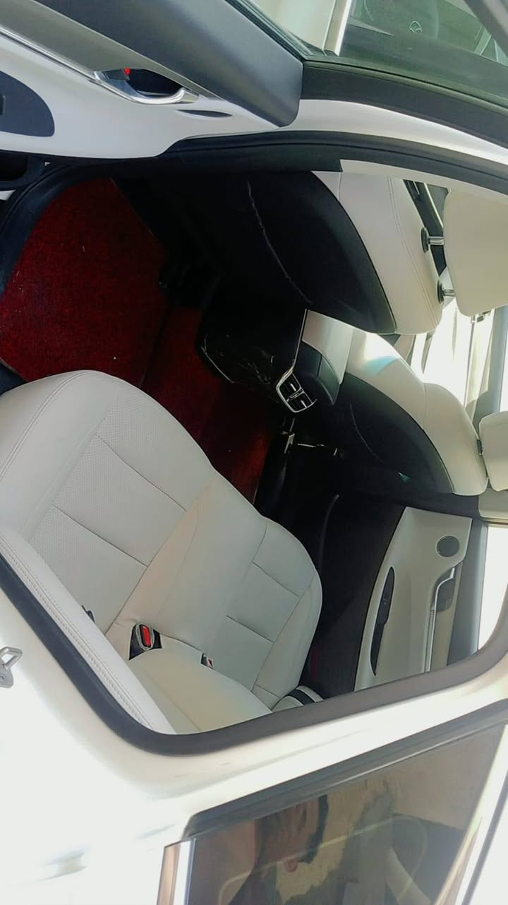 السلام عليكم
للبيع  
هيونداي ازيرا موديل ٢٠٢٣ وارد كوري غاز بلاد 
مكينه ٦ سلندر3000 cc

المواصفات السيارة فول الفول كفاله عامه من الشخط ماشيه 32  
عداد ديجيتال متصل شاشه
رادرات اماميه خلفيه جانبيه 
٣٦٠ درجه 
نقطه عمياء 
اوتو هولد 
سايد بريك بصمه @
تبريد شاشه 

السعر 230 وبيها مجال  
مكان السيارة ديوانيه 
للاستفسار***********
