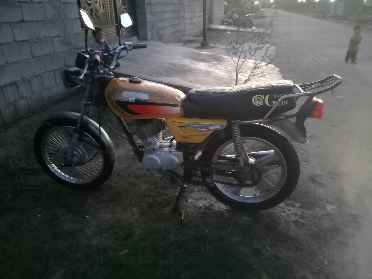 دراجه تايكر موديل 2020 محرك بلادي فول نضافه ونشاط ( تشغيل نكره كهربائيات شغاله)( أوراق اصوليه كرتونيه كامله) السعر (300)وبيها مجال حك الجيه لاتصال *********** خاص ما جاوب الشراي يتصل السكن ديالى ( ناحيه كنعان)
