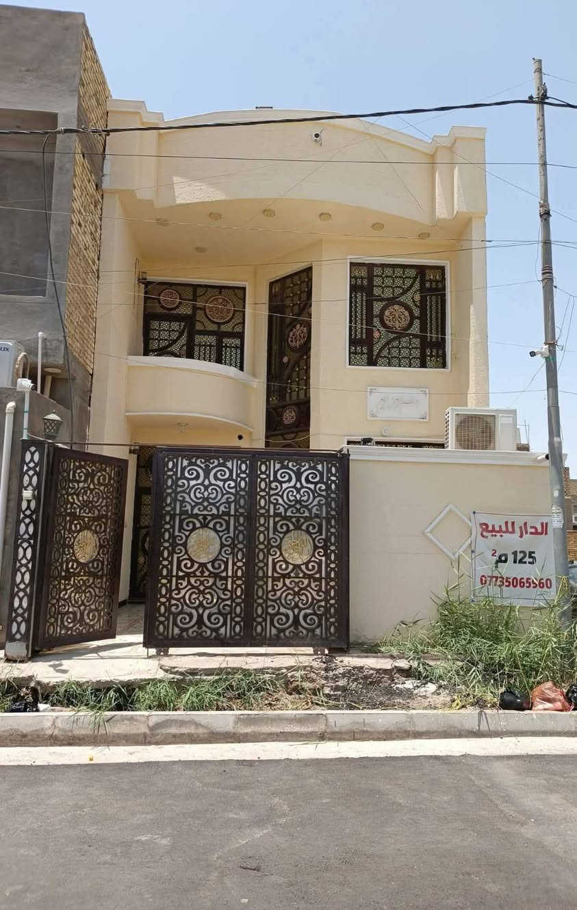 📞 ***********
◽دار سكن للبيع في منطقة السياسيين
 ( على ساحة خضراء 🌳) بشارع روضة الينابيع وقرب مدرسة الروان
◽المساحة 125 متر (6.25 × 20 م) خدمات كاملة
◽يحتوي الطابق الاول على گراج وصحيات خارجية واستقبال ومطبخ وصالة وغرفة نوم وصحيات مشترك ومنور
◽ يحتوي الطابق الثاني على غرفة كبيرة وصالة وصحيات مشترك وسطح اول وثاني
◽الاساس درجة اولى رفت 40 سم + بتلو طابوق 
◽الارضيات بورسلين
◽ الكهرباء والماء والمجاري والبناء كلة درجة اولى 
◽ يحتوي على نظام كاميرات داخل وخارج وخط ذهبي كهرباء على مدار اليوم 
◽بناء سنة 2021
◽اللوكيشن https://maps.app.goo.gl/z1zYTxcKoUSMiQ5GA
◽كل تفاصيل البيت مذكورة وبأسمي تحويل مباشر.
