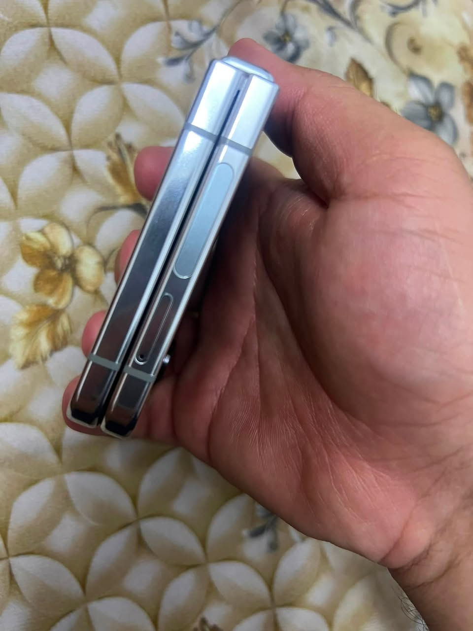 سامسونج z فليب 5 مستعجل ع بيعته 

ذاكرته ٢٥٦ 

كلش نظيف 

عربي رسمي مكفول حتى من الشخط 

مكاني بغداد البياع 

الاتصال ***********
