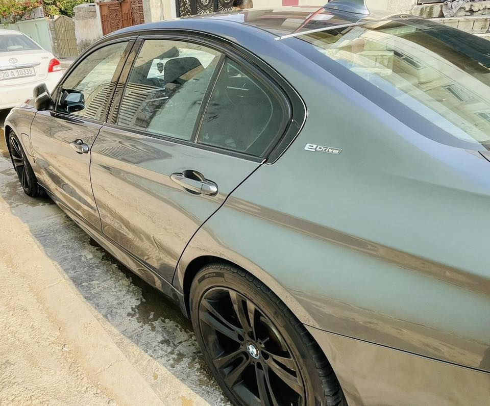 السلام عليكم 
 
BMW 330e 2018 
رقم بغداد دولي باسمي 
هايبرد وشحن وبنزين
لايتات ليد 
كشنات كهرباء خزن 
شاحن وايرلس
داخل ليد
رادار خلفي
نقطه عمياء
مري قلاب
وارد امريكي حادثها موضح بالصور
داخل اسود بلادي 

السيارة احلا من الصور ونظيفة جداً 
سعر 160 وبيها مجال مكاني ديالى المقدادية 
للاستفسار ***********
