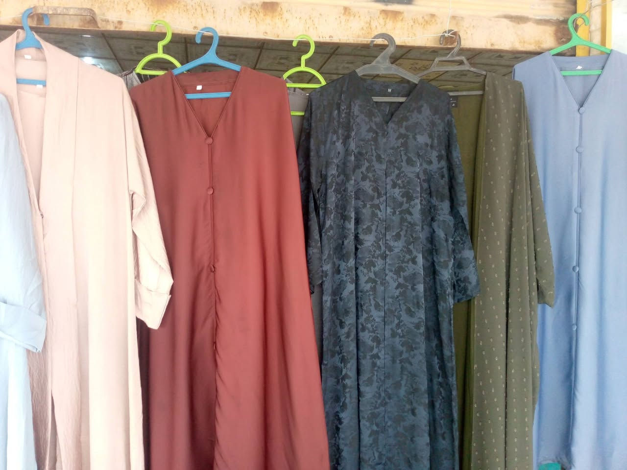 عبايات خليجيه وبشت ألوان وفستان نسائي ودشداشه خليجي نسائي بناني بإله محل أبو سعد  القياره قرب فرع التربية الشارع العام


**إذا كنت صاحب هذا الإعلان وتريد حذفه لأي سبب، رجاءا أرسل رسالة إلى الدعم الفني**