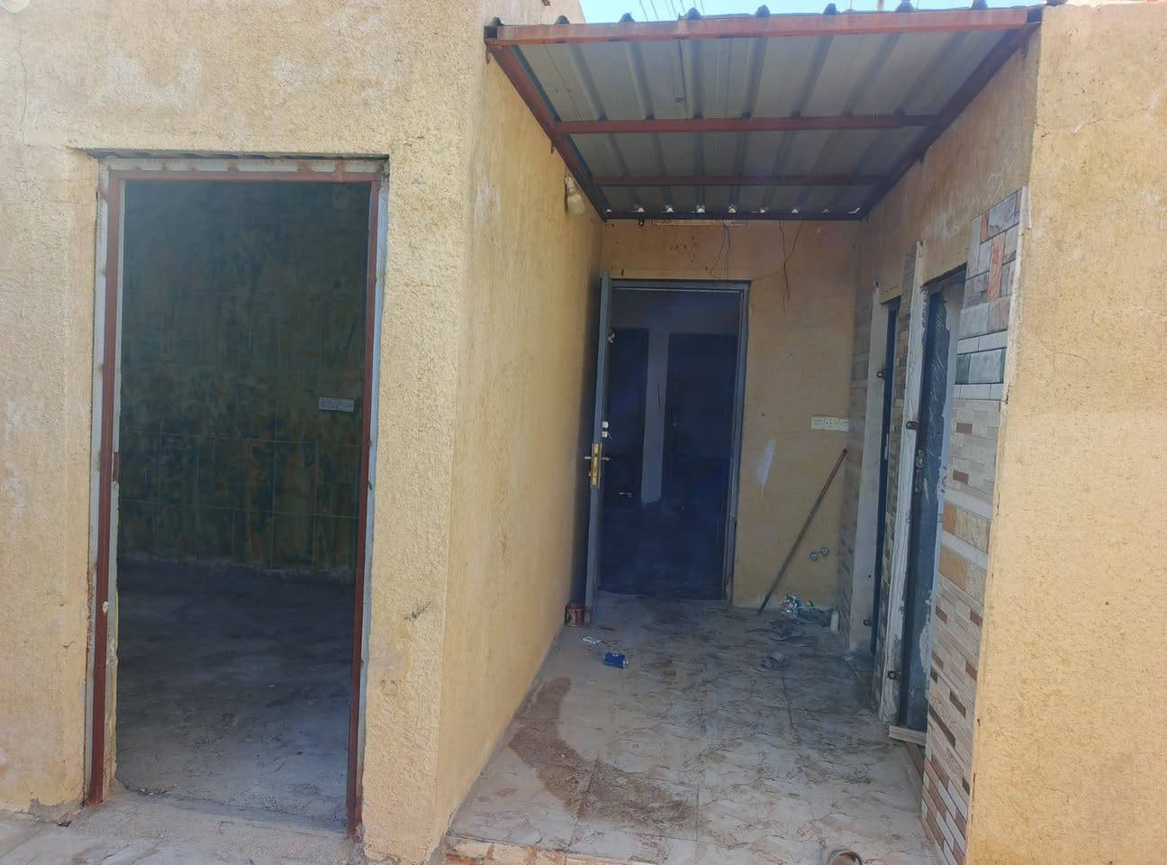 بيت للبيع مكاتبه فقط مساحه 125 غرفين وصالة وصحيات ومطبخ الموقع حي القاسم مقابيل حي الزهور البيت قريب للشارع السعر 15 قابل للتفاوض للاستفسار ***********
