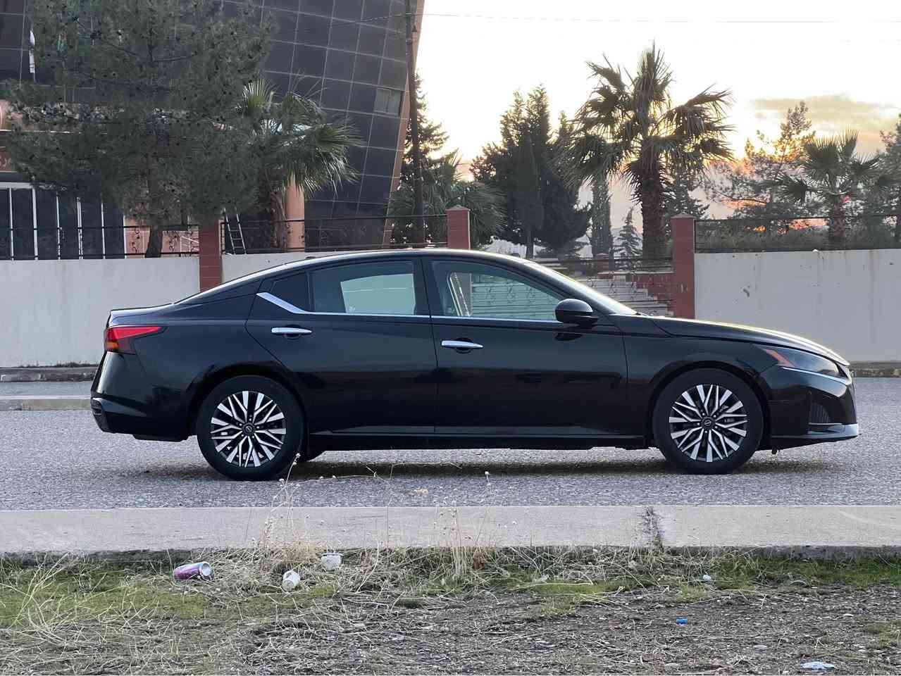 السلام عليكم 
للبيع نيسان التيما موديل 2023 اسود قطران
سعر  150 $$$
السيارة رقم أربيل بسمي تحويل وكآلة تريد حاضر نفس اليوم
مكينه وكير وتبريد كله بشرط وين ماتريد افحص
محرك 2500 المرغوب اربعه سلندر بدون تيربو وبدون دبل اكسل
مواصفات SV 
كشن كهربائي 
رادار امامي وخلفي وجانبي كله شغال شرط
بصمه 
ابواب بصمه 
صندوق بصمه
تحديد سرعه
تشغيل عن بعد
حساسات خلفي جانبي كلو شغال شركة
أربع أطارات أصلي قبل أسبوع شديت جديد
السيارة خير من الله على وضع الشركة 
دينار مصرف مآبيها جاهزة
شاشه وكاميرا
ماشيه 36 آلف 
وبعد بيها مواصفات 
سيارا بيها جاملغ وبنيند بدون شواصي
رقم شاصي موجود مع صور
ارباك فقط ستيرن وراجع سستم
سيارا احلى من صور سيارا نظيفه ما بيها مصرف
حجر كزوز بشرط
هاتف ☎️ *********** واتساب موجود 
العنوان عقرة تبعد عن الموصل واربيل مسافة تقريباً ساعة اخي وعزيزي مو شراي لاتراسل واعبر المنشور ؟؟؟ دهوك, العراق
