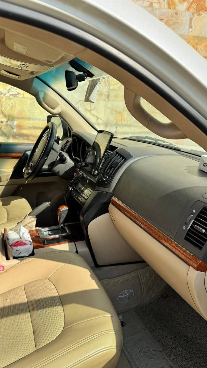 لاندكروز 12 فكسار 4600 8v
بيها قطعتين صبغ باب وجاملغ وبيها مكانات بارد 
ماشية 188 سياره نضيفه جدآ مسويلها سيرفس كامل
تخم تاير جديد باسمي تحويل مباشر مكاني النجف السعر 310 بيها مجال للشراي الاستفسار رقم ***********
