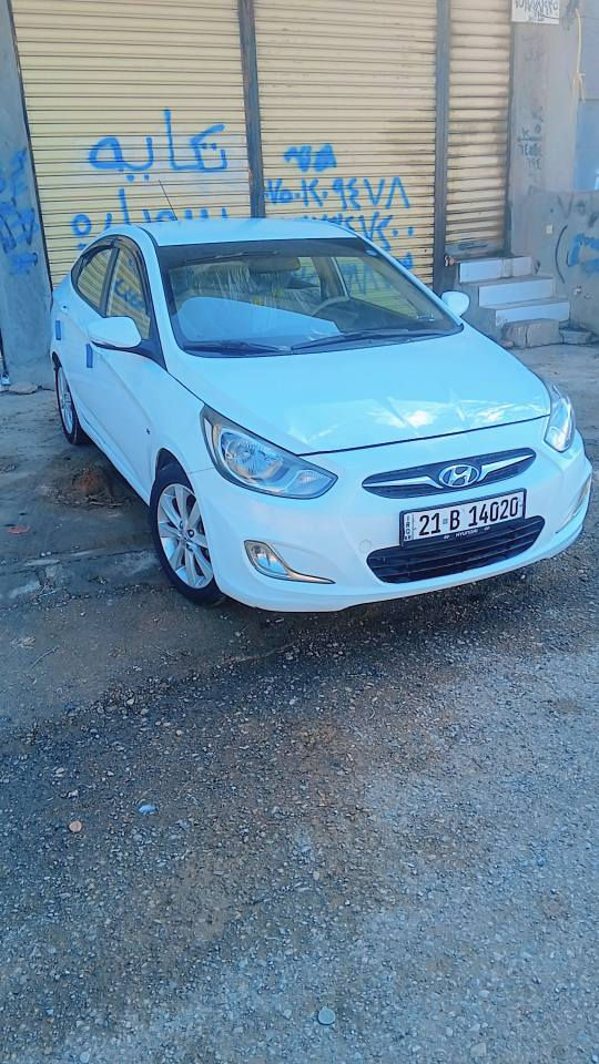 هیوندا ئەکسنت 2011
دوو پەڵە ساردی هەیە 
ڕەسمی سۆنەرم داناوە
گێڕ و مەکینەی بە شەرت
زۆر خاوێنە

سەنەوی و هەزەی تازەیە
تەحویل و غەرامەی بە شەرت
 ***********
شوێن سلێمانی
نرخی ٩٦ وەرەقەو مەجالێ کەم السليمانية, العراق
