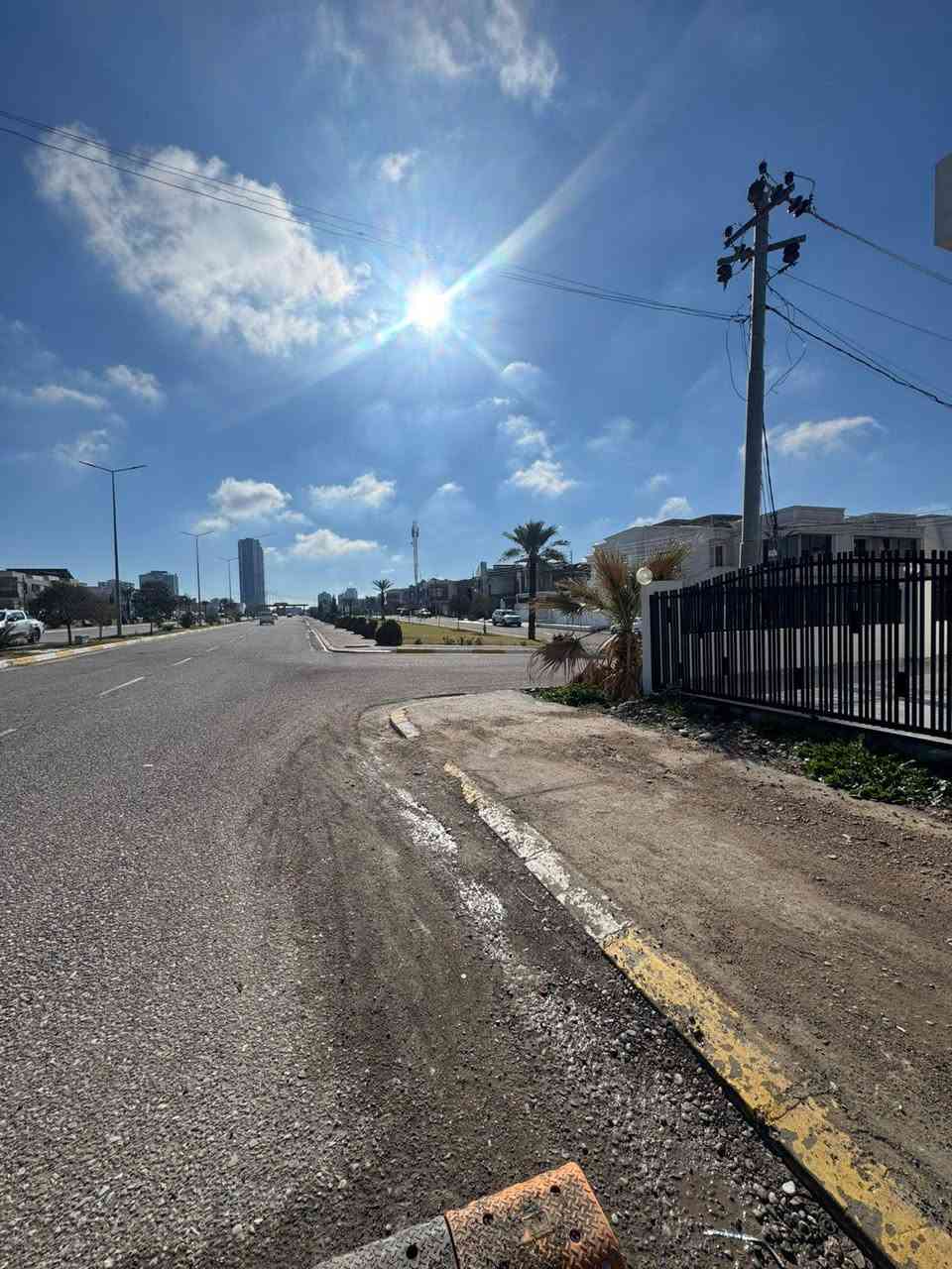 بيت ركن للبيع في مارينا ستي #موقع_مميز 
المساحة :- 336 متر صفر مبني جديد   
على شارع سايدين ( واجهة شارع + واجهة مقابل حديقة ) 
٥ غرف ( ٣ غرف سویت ) - استقبال - صالة داخلية - مطبخ 
العنوان : على طريق كوية الرئيسي مقابل فلوريا ستي
-----------------------------------------
خانووى روكن بۆ فرۆشتن لە مارینا ستی 
ڕووبەر :- 336 مەتر سفر 
له سه ر جووت سايد وپيش حديقه 
پێکهاتووە لە :-
٥ ژووری نوستن  ،، هۆڵ ،، دیوەخان ،، چێشتخانە  ،، ٢ گەرماو   ،، حەدیقە و گەراج
ناونیشان :  رێگای کۆیە بەرامبەر فلۆریا ستی
.........................
***********
***********
*********** أربيل, العراق
