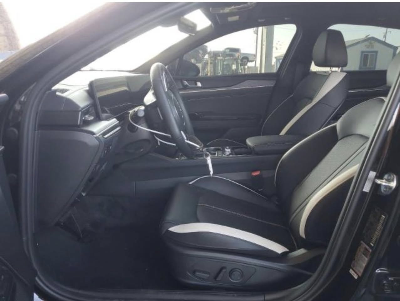 كيا K5 موديل 2026 – GT Line – وارد أمريكي
•المحرك: 2500 تنفس طبيعي 

.السيارة زيرو زيرو زيرو
حادثها  شبر بالجاملغ الأيسر  تعدله وترجعه وحدادية امامية ايسر فقط
وغراضها كله وياها موجوده 

.المواصفات فول الفول الأخير :
بصمة تشغيل
سقف بانوراما
جلد لونين (أسود مطعّم بالأبيض)
Auto Hold + هندبريك بصمة
شاحن وايرلس
لايت زينون بلادي أمريكي
2500cc محرك
شاشة ديجيتال كبيرة متصلة
كرسي سائق كهرباء
تدفئة مقاعد أمامية
ال إضاءة LED خلفية
قيادة ذاتية
 كامرة 360° دوارة
حساسات 360 درجة 
رادار مسار + رادار جانبي نظام صوت من شركة BOSE
أوتو بريك

السيارة بأسمي شخصيأ مدفوع النقل تبقه يمك تريد تدخلها شهداء أو حره بكيفك 

قبل 5 أيام من وصلت الباخرة الأم قصر يومين وتروح تستلم امر استلام

السعر: 170 وبيه مجال مكاني بغداد البياع

الرقم :***********
