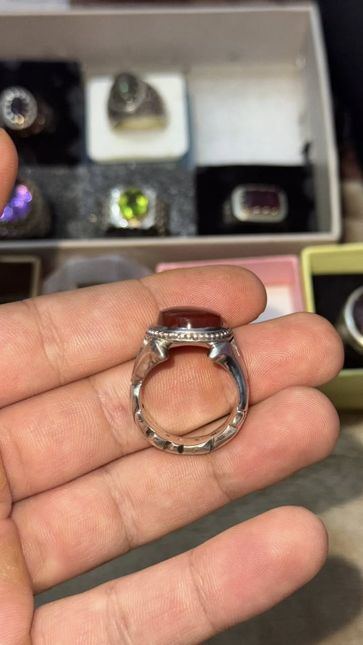 عقيق يماني ذمه مشروط
صياغة يدويه ثقيلة مميزه ومتعوب عليها حفر (يا علي ) 
موقعي البصره 
هـ ***********
