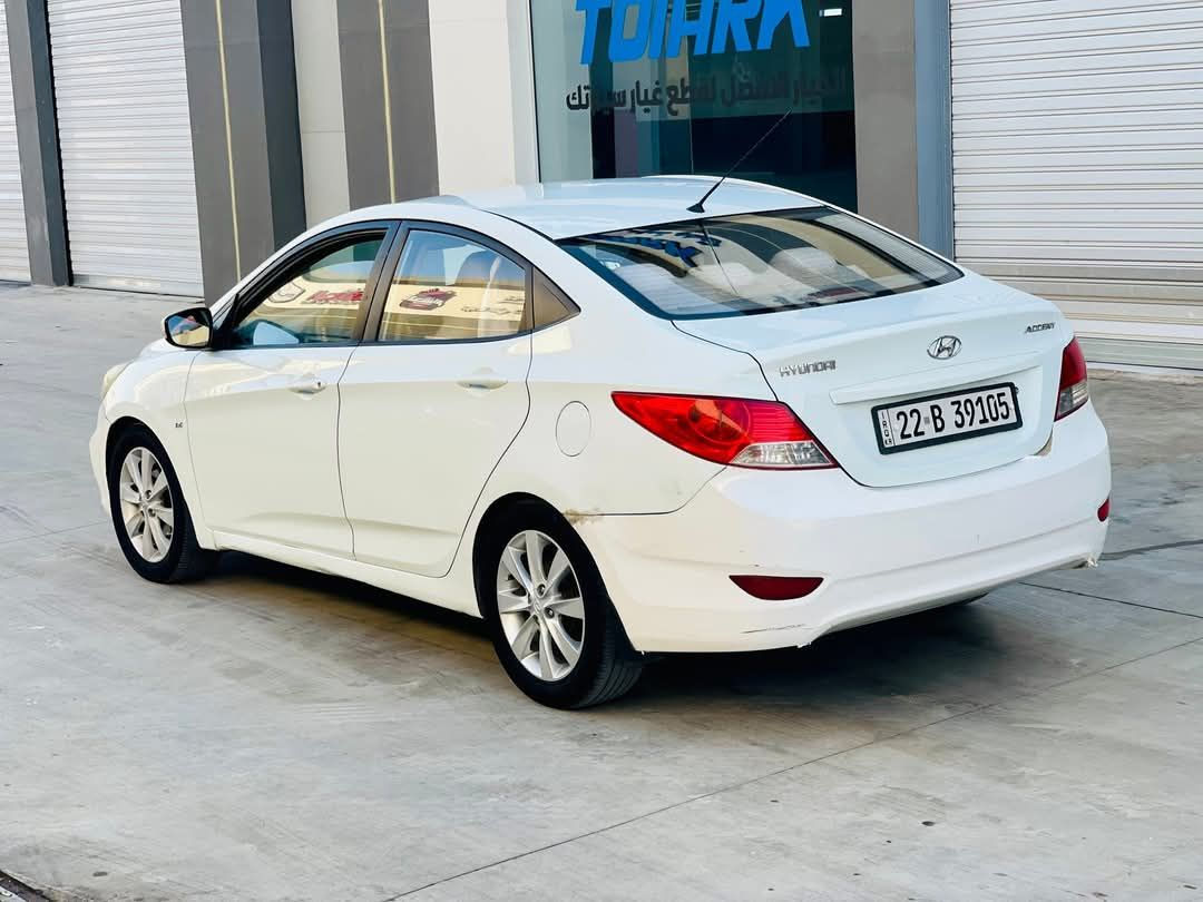 للبيع فقط 
اكسنت 2013 خليجي السعر مناسب بلاش 90 وبيها مجال جدا بسيط
صبغ بيها شويه بين الجاملغ والباب بدون دواخل ايرباك 
محرك 16 دوش 
محرك كير تبريد طخم شرط 
جامات كهرب 
تحكمات استيرن 
مرايات كهرب 
خمسه ويلكب 
منضومة غاز وكارت بيها 
رقم هزه وسنويه جديد باسمي السياره 
للاتصال : ***********
