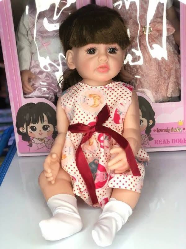 👶💖 وصلت أجمل عروسة سيليكون هتخطف القلوب من أول نظرة! 😍✨
🥰 ملامح واقعية جداً وكأنها بيبي حقيقي
👗 ملابس شيك وخامة ممتازة بتفاصيل جميلة
💇‍♀️ شعر كثيف وطويل وناعم بجودة عالية
🤍 حجم كبير ومناسب للأطفال
🎤 ومعاها جهاز بتغني بيه ويضيف متعة أكتر للعب

👶 شكلها قريب جداً من حجم البيبي الحقيقي
🧠 بتساعد على تنمية الخيال واللعب التخيلي وحب الرعاية والاهتمام
🎁 هدية مميزة جداً للبنات في كل المناسبات

✨ خامة السيليكون رائعة ولمسة ناعمة
📦 بتيجي في علبة شيك جداً مناسبة للهدايا

❤️ اختيار الشكل عشوائي كلهم قمرات 😍

#عروسة_سيليكون #عروسة_بيبي #العاب_بنات #هدايا_بنات #العاب_اطفال #عروسة_تغني #بيبي_سيليكون #العاب_مميزة #هدايا_اطفال #لعب_وتسلية 👶💖🎀✨🥰


**إذا كنت صاحب هذا الإعلان وتريد حذفه لأي سبب، رجاءا أرسل رسالة إلى الدعم الفني**