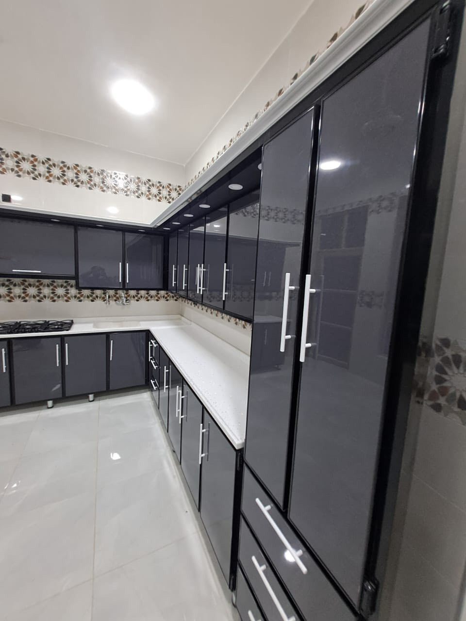 🍴✨ مطبخ ألمنيوم من أعمالنا ✨🍴
إن شاء الله ينال إعجابكم 🤍

🔹 مواصفات:
🇹🇷 خامات تركية عالية الجودة
🪵 محشّى بالخشب لثبات ومتانة أكثر
💧 دواخل فوم ضد الماء
🎯 التصميم والتنفيذ حسب طلب الزبون
سعر المتر الارضي ١٤٠
سعر المتر معلق ١٤٠ 
سعر المتر المرمر ٩٠ الف
سعر المتر الكوارتز١٢٥الف 
📞 للاستفسار والتواصل:
عبر الصفحة 📩 أو الاتصال على الرقم:
*********** 📱العنوان كوت دور العمال
