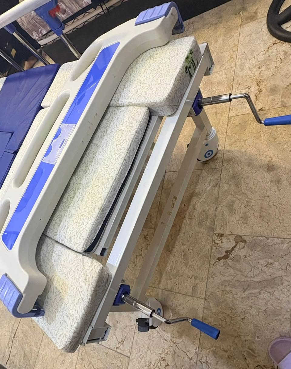 ‏سرير الطبي للبيع معروض في السوق بسعر 550 وأنا عارضة450 وبي مجال تواصل على رقم الهاتف***********
