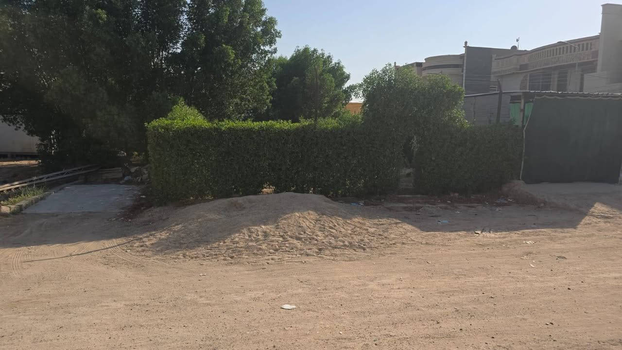 يتوفر لدينا دار للبيع في حي الأمين 24 الف مساحه 300 متر 

ركن ع حديقه واجه 15 نزال 20 مكون من غرفتين نوم وصاله مطبخ استقبال مع الصحيات 
  
السعر 295 قابل للتفاوض 

  للاستفسار ***********

