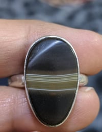 جزع يماني • خنصر مشكول • صياغة ثقيلة