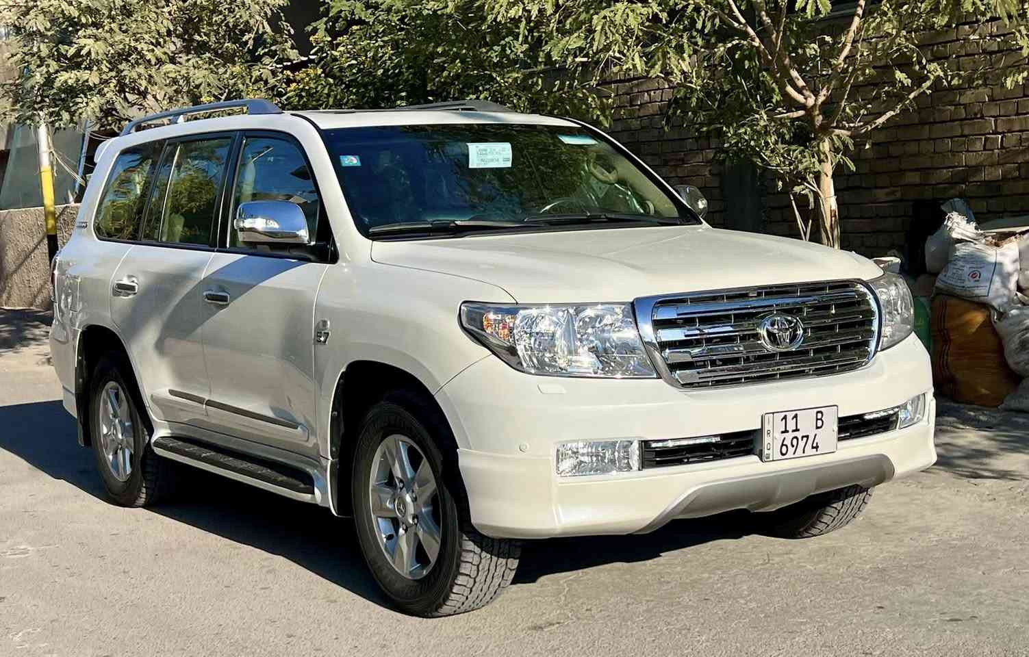 لاندكروزر 2011
5.7 مكينة ثمانية سلندر
مواصفات لكزس
ماشية 110 
السيارة جديدة بمعنى الكلمه 
تخم تاير 
مكينه گير بوضع الشركة كفالة 
السيارة ملاحظه بيها خشم البنيد صبغ على كد 4 اصابع 
الجاملغ الامامي مبدل اصلي
 و الجاملغ القديم موجود 
السيارة فقط بيها بارد على كد مكانين 
و بيها تكحيلة بالتكمه كارت 
ملاحظة 🔴 بيها رقم مميز 
السيارة باسمي هزة و رقم جديد 
مكان السيارة بغداد 
سعر السيارة 325$ 
للاتصال 
***********
