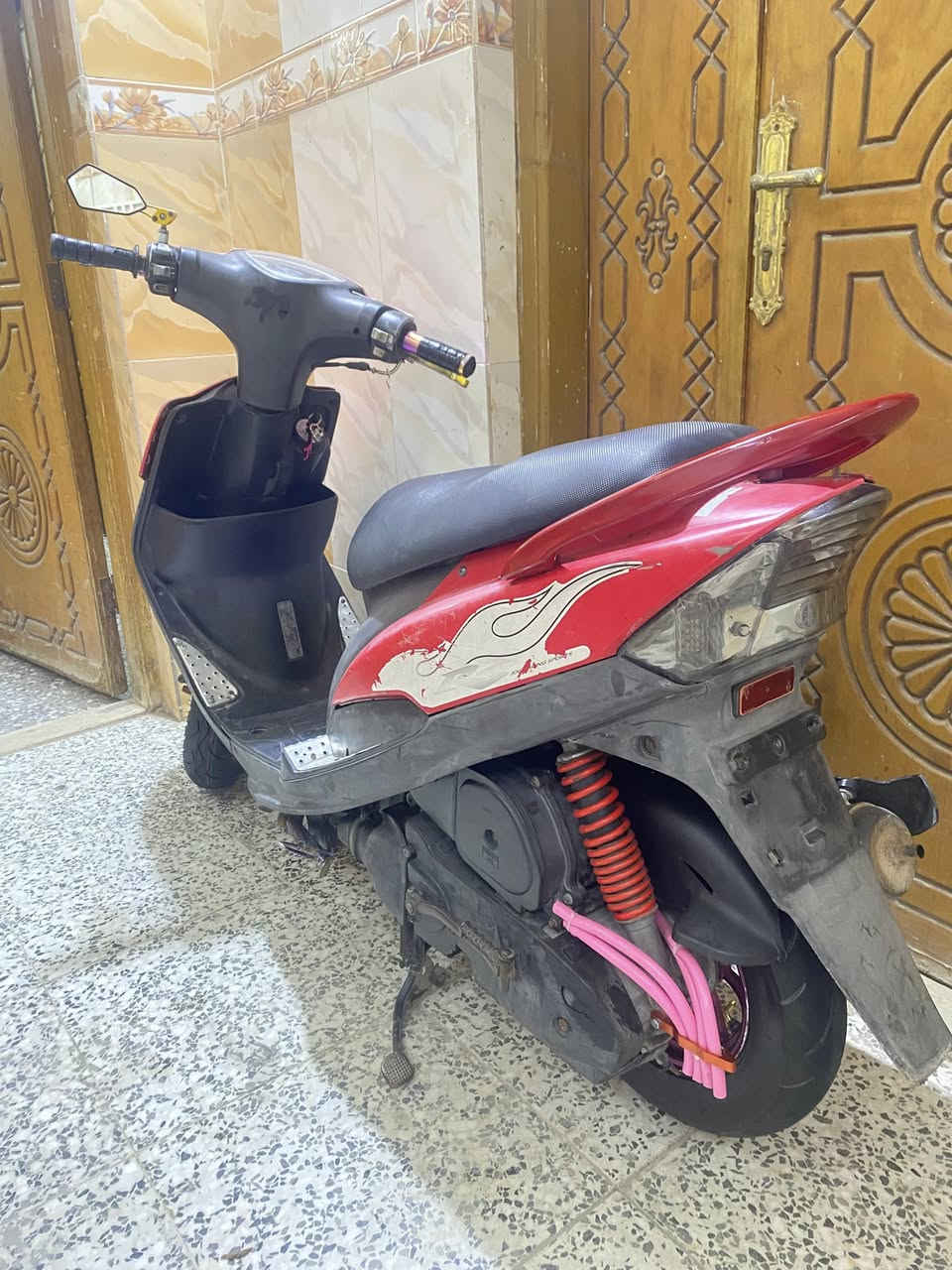 ماكس عدله
ماكس عدله بوشه ٥٠ مفتوحه ولفات فقط 
دراجه نگرة سلف بكل وقت معدل شرط ١٠٠ 
كلشيء بيها بلادي مكينه ناعمه وحلوه مال جناي 
كفرات جاردات نصبتها حلوه 
بيها يدات بريك اصليات 
سعرها ٦٥٠ مجال بسيط حك الجيه .
***********
