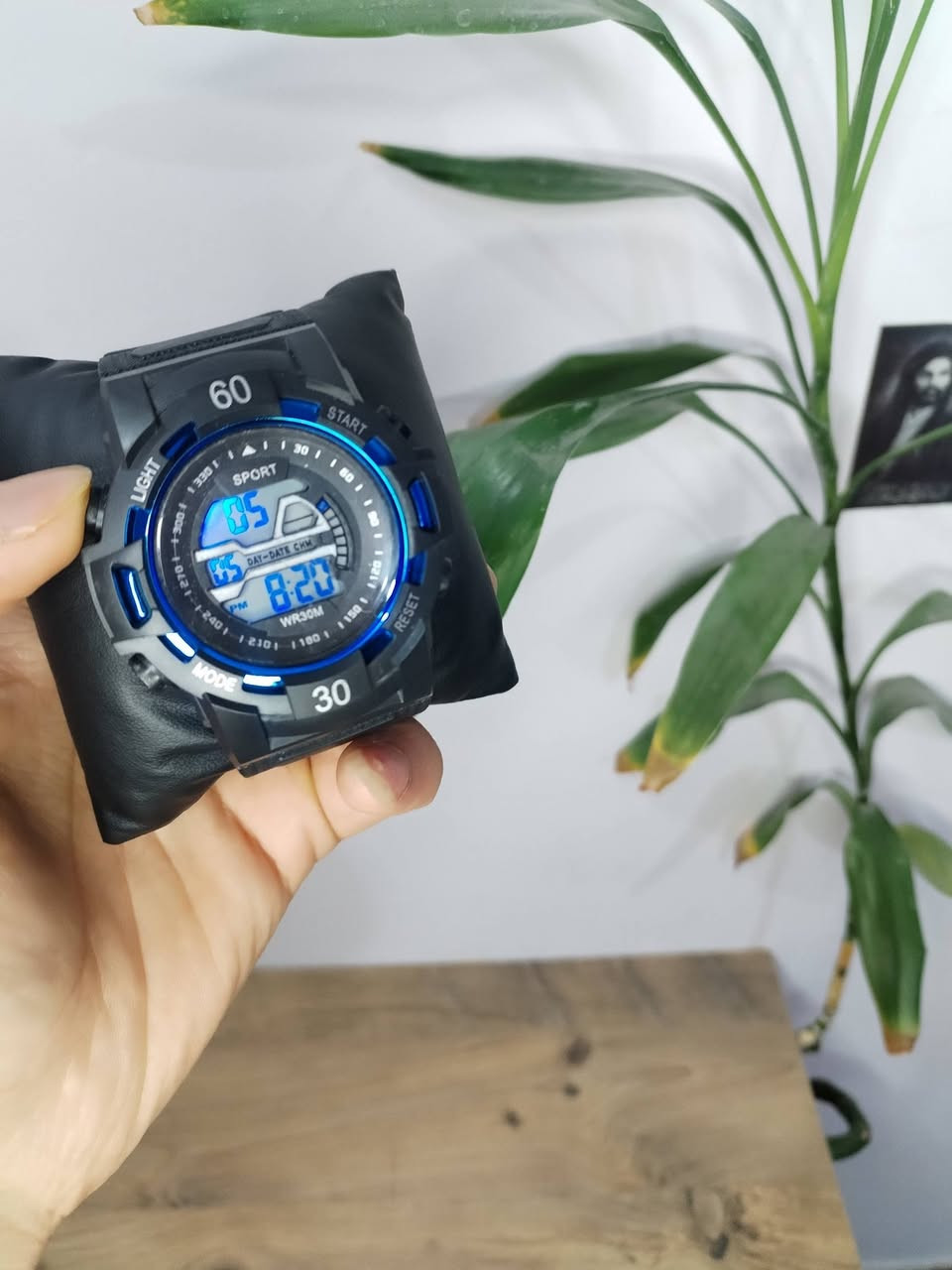 ساعة يد اكترونيه
▫️الضهر براغي مقاومة الماء
▫️اضائة
▫️منفذ شهري+ منبة+ عداد ثواني


**إذا كنت صاحب هذا الإعلان وتريد حذفه لأي سبب، رجاءا أرسل رسالة إلى الدعم الفني**