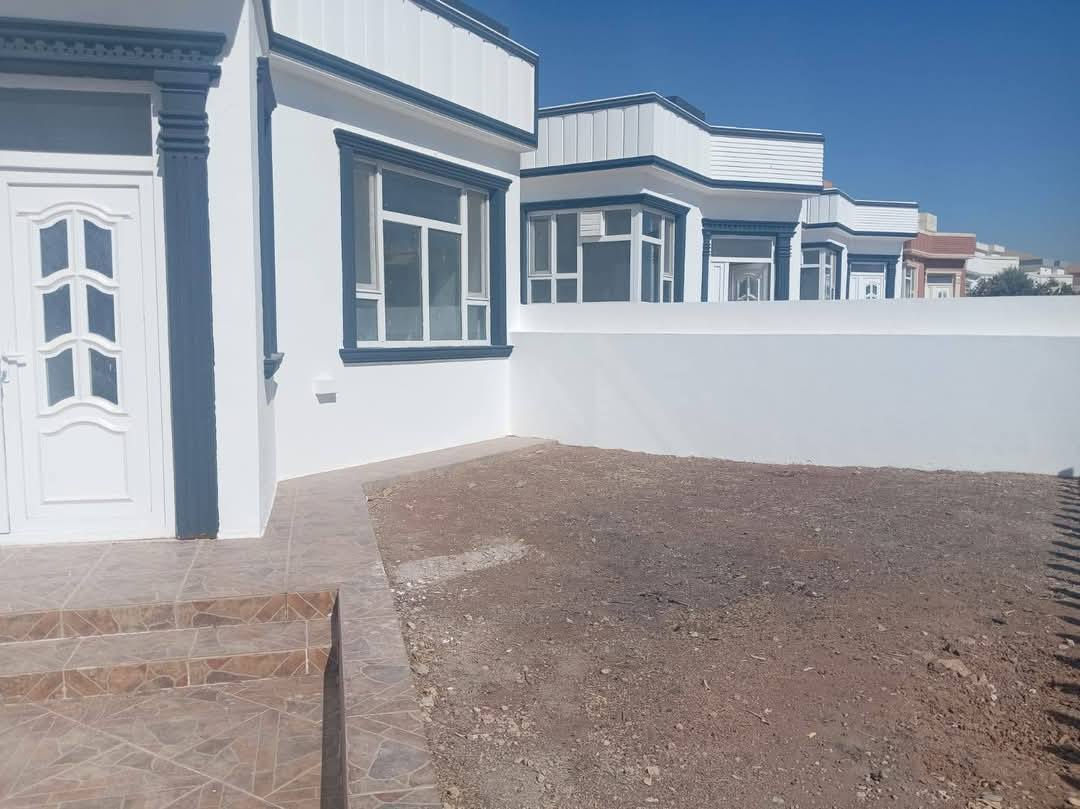 البيت جديد  للبيع فی سلیمانیە رابرین مجمع شاری نمونەی
المساحة  = 210م بیها حدیقە  ***********
سعر کلش مناسب طابو صرف 
المنطقة ( رابرين السليمانية شاری نمونەی  )  
احلى منطقة فول خدمات وهادئه
عرض الشارع ٢٠ م مقابل البيت حديقة 
قريب عن الروضة والمدرسة عربية 
يتكون طابق الأول ( استقبال + مطبخ + الصحيات )
خانوی زۆر جوان .گەرەکی ڕاپەرینی شاری نمونەی  تازە..رۆژهەڵات.کامل مواسفات.بۆ یەک خێزان دەبێت .بەرامبەری حدیقەیە باخچەیە.دوو قات و هەورەبان.
قاتی یەکەم 
(میوان+هۆڵ+موشتەملات+کراوە).
