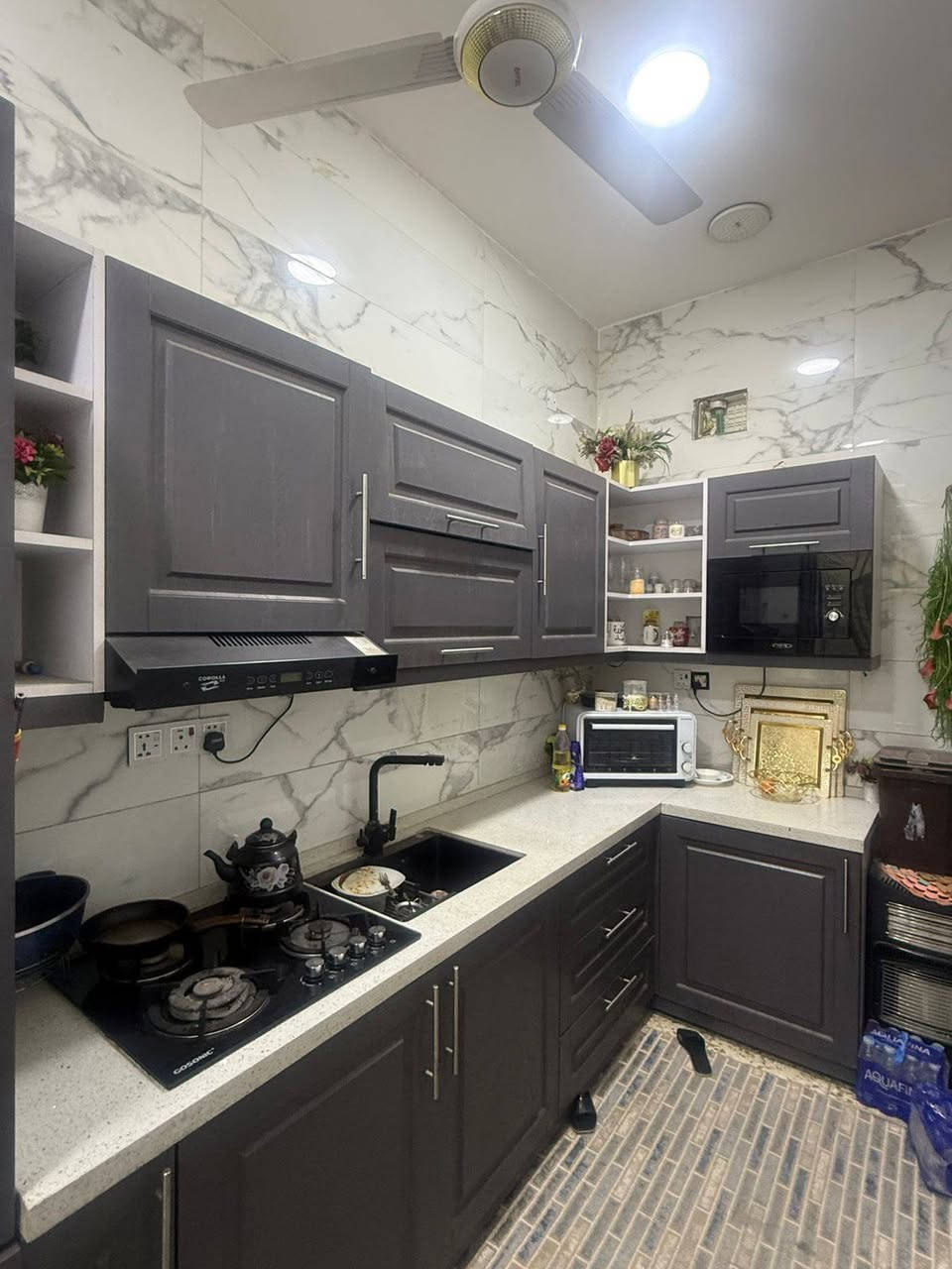 .
دار للبيع طابو سكني مساحة 40 متر بناء حديث يحتوي على صالة مفتوحة عل مطبخ امريكي وخدمات طابق اول غرفتين نوم وحده صغيرة والأخرى كبيرة طابق ثاني بيتونه وسطح يقع في بغداد  سبع ابكار السكني أحله مربع م340 المربع الذهبي خدمات فووول عرض الشارع 8م تبليط ماء مجاري كهرباء 
 البيع كامل مع الاثاث 
للاستفسار  :  ***********
