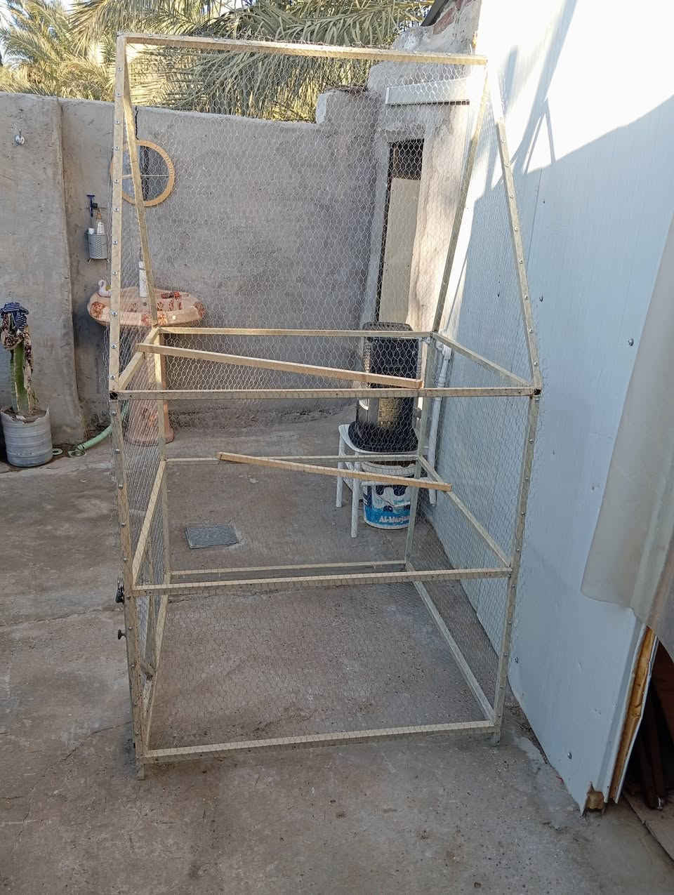 السلام عليكم قفص للبيع ارتفاع183 وعرض الواجه100وطول 104 القفص جديد مامستعمل السعر 65 وبي مجال للتواصل او الاستفسار مراسله الصفحه او الاتصال على الرقم وبي واتساب//***********// العنوان نجف قظاء المشخاب
