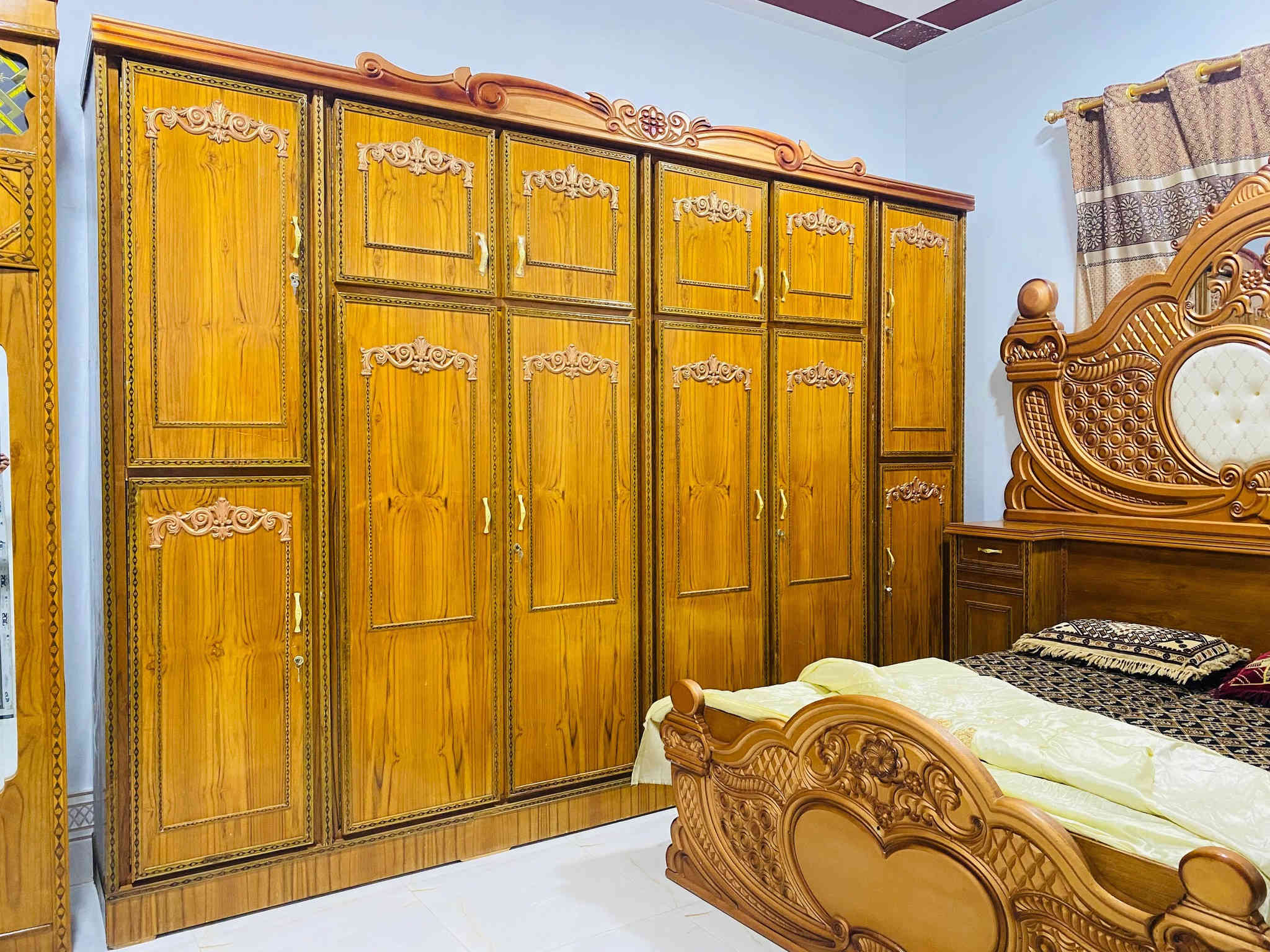 توجد غرفة نوم توج حطاطة متكونة من 5قطع نضافة فول السعر مليون و350 وبيها مجال العنوان الرمانة الاتصال ***********
