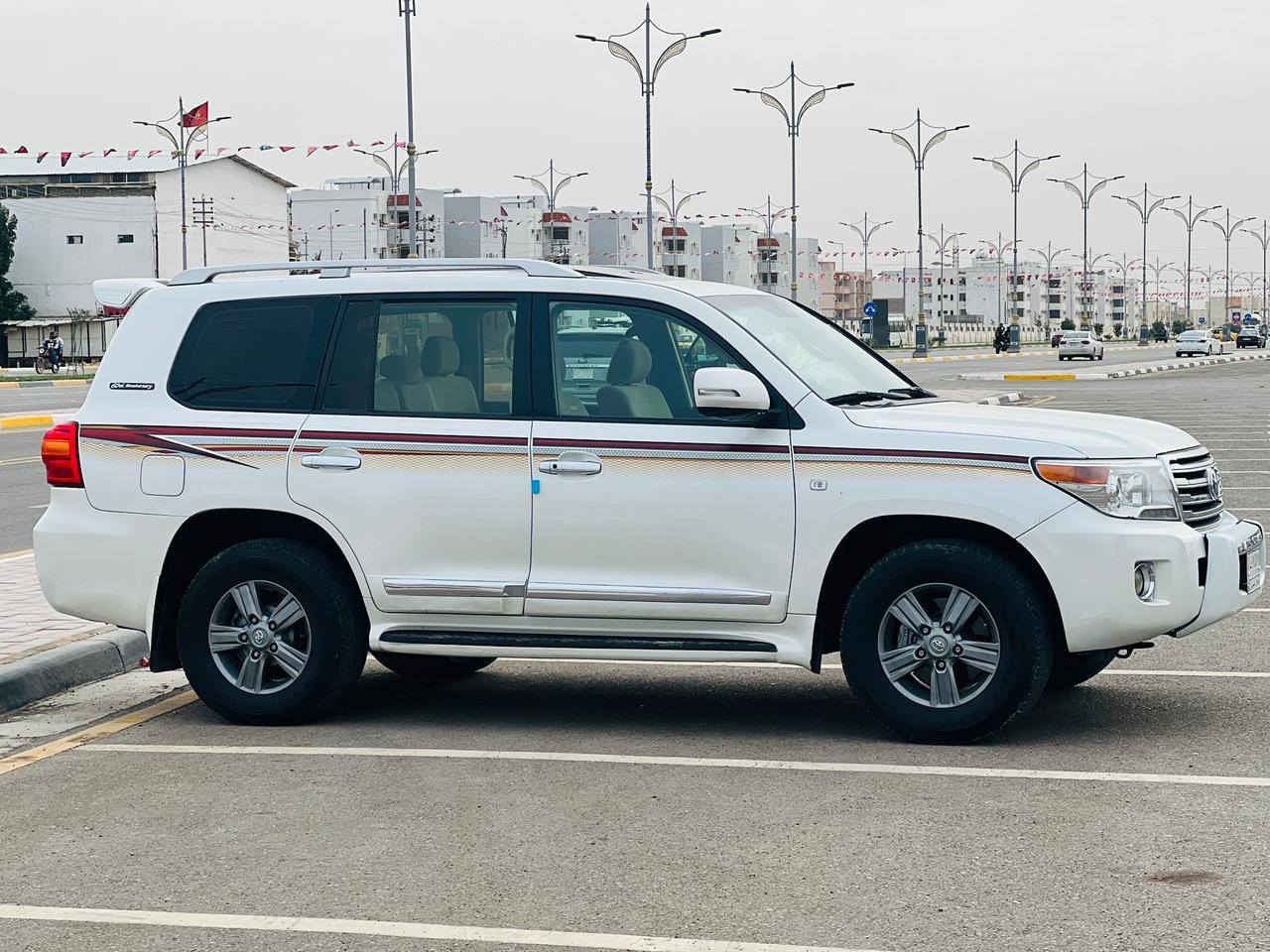 اسلام عليكم للبيع لاندكروز موديل 2009
وين اليدور جديد السياره مكفوله كفالة عامه من الدعاميه للدعامي صبغ بنيد فقط اثر تكشير بقيت السياره مكفوله من ضربه صبغ وفتح وتبديل 
رقم كربلاء مشروع وطني لغاية 2029 تخم تاير تبريد حداديه تدفئه 
المواصفات 
فول واحد على واحد 
ابريم + فتحت سقف + حساسات امامي خلفي 
شاشه اندرويد كامرة دواره 
7 راكب تلث قطع تبريد 
بصمة تشغيل +بصمة ابواب 
حجم المحرك 4000 /6V
السعر (265)
الاستفسار اكثر اتصل// ***********
عنوان السياره كربلاء المقدسة اخون مكلف بنشر بيع فقط
