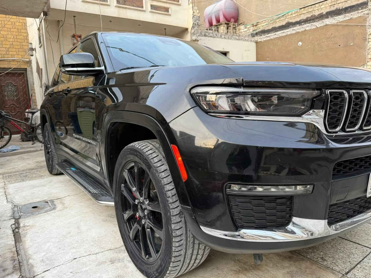 السلام عليكم اخوان
للبيع جيب كراند شيروكي 5 راكب

موديل 2023 فئة Limited

لون اسود ميتاليك

مواصفات 

بصمة وتشغيل عن بعد

صندوق كهرباء

رادار جانبي وامامي وتحديد مسار وتوقف ذاتي 

توقف خلفي ذاتي لمنع الاصطدام

اوامر صوتية وشاشة كار بلاي

شفتات تنمير وتحكم ستيرن كامل + تدفئة مقود

ويل حجم 20

مقاعد جلد + تدفئة امامي وخلفي

تبريد وتدفئة منفصل لكل راكب

اوتو هولد (انطفاء المحرك عند التوقف)

وباقي المواصفات المعروفة

ماشية 54 الف كيلو

حادث (سطحي جداً) جزء صغير من الجاملغ وجزء صغير من البنيد بدون اي دواخل .

رقم الشاصي مرفق مع الصور

31.600$

مكاني بغداد السيدية .

للتواصل اتصال فقط ***********
