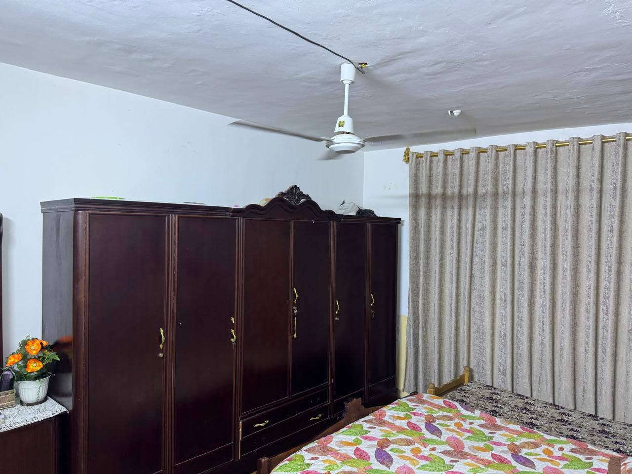 بيت للبيع بناء قديم ومرتب  المساحه 160 متر 
الموقع ال150 الشارع مقابيل ابو جواد 
***********
***********
